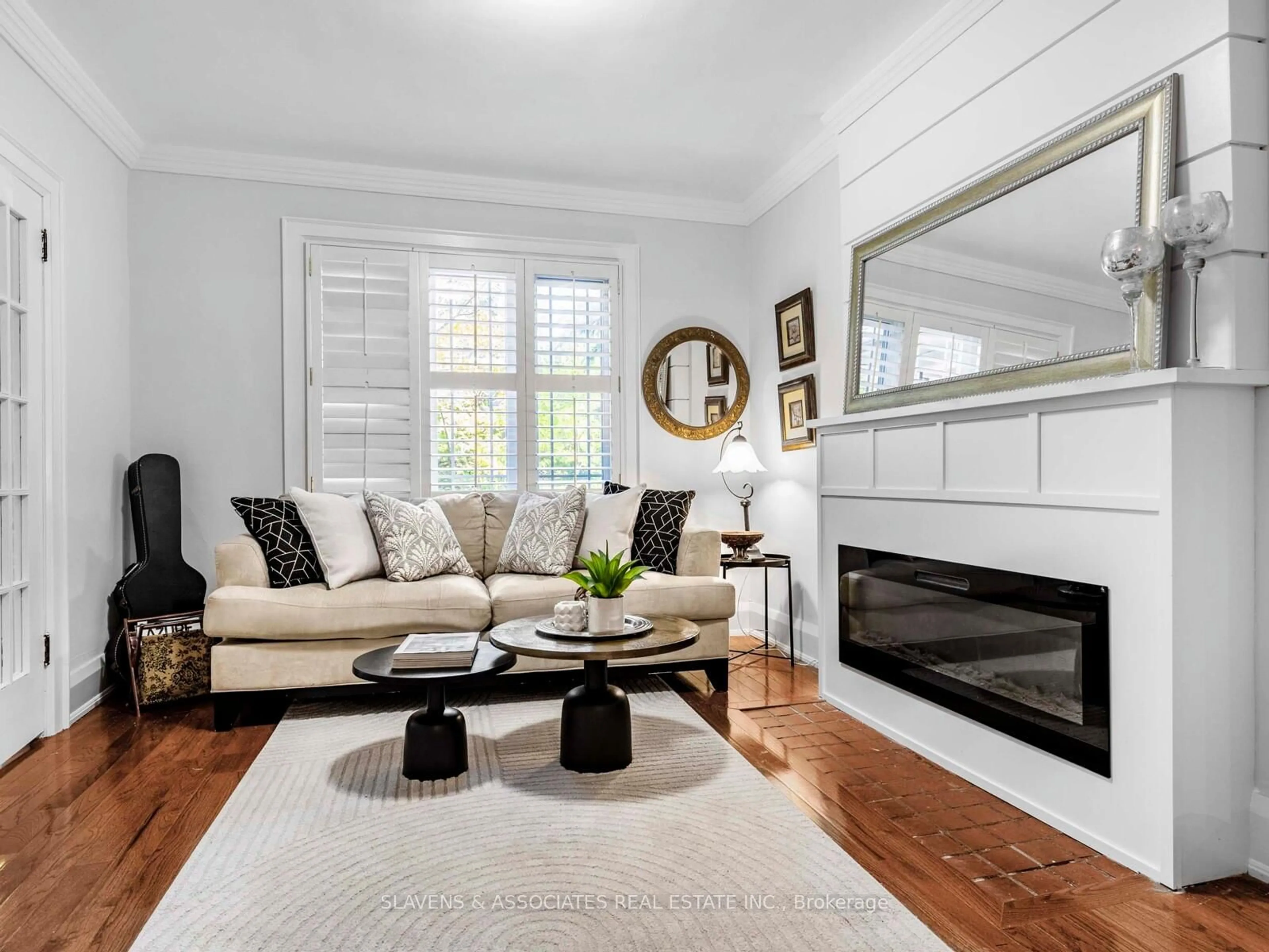 Living room with furniture, unknown for 226 Broadway Ave, Toronto Ontario M4P 1V9