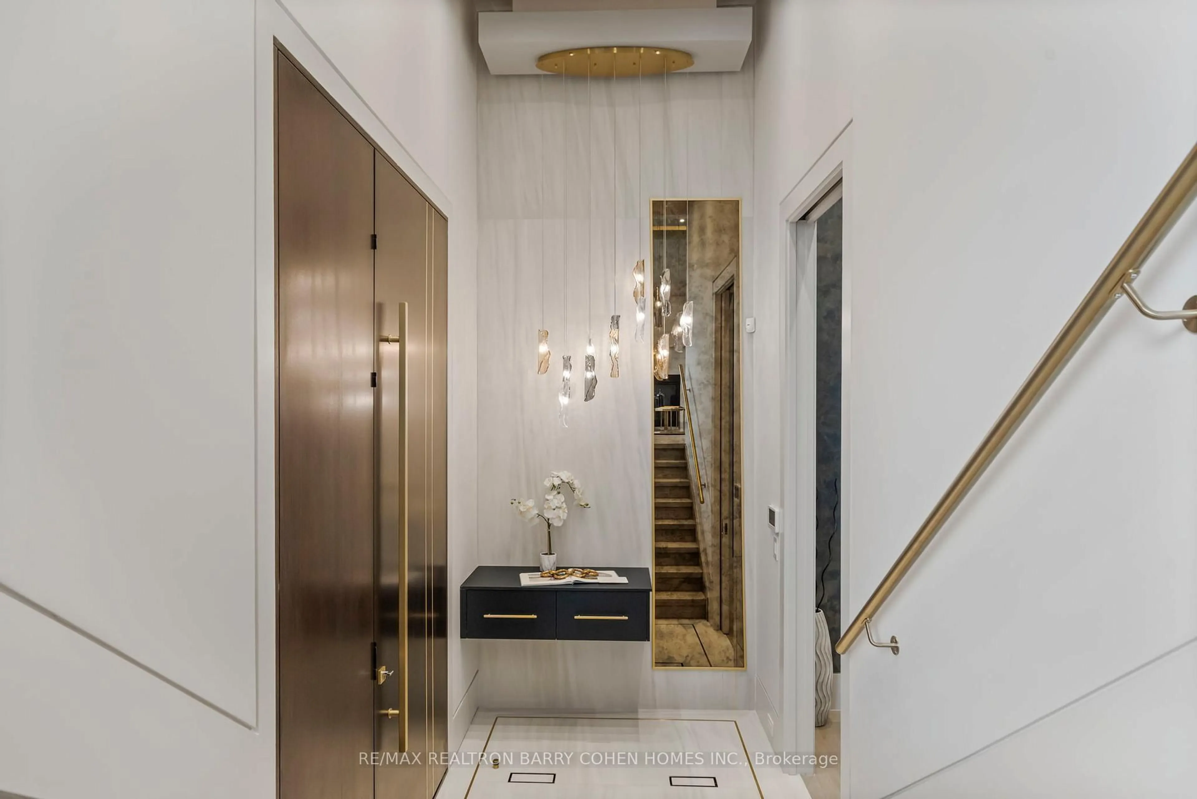 Indoor foyer for 49 Abitibi Ave, Toronto Ontario M2M 2V3