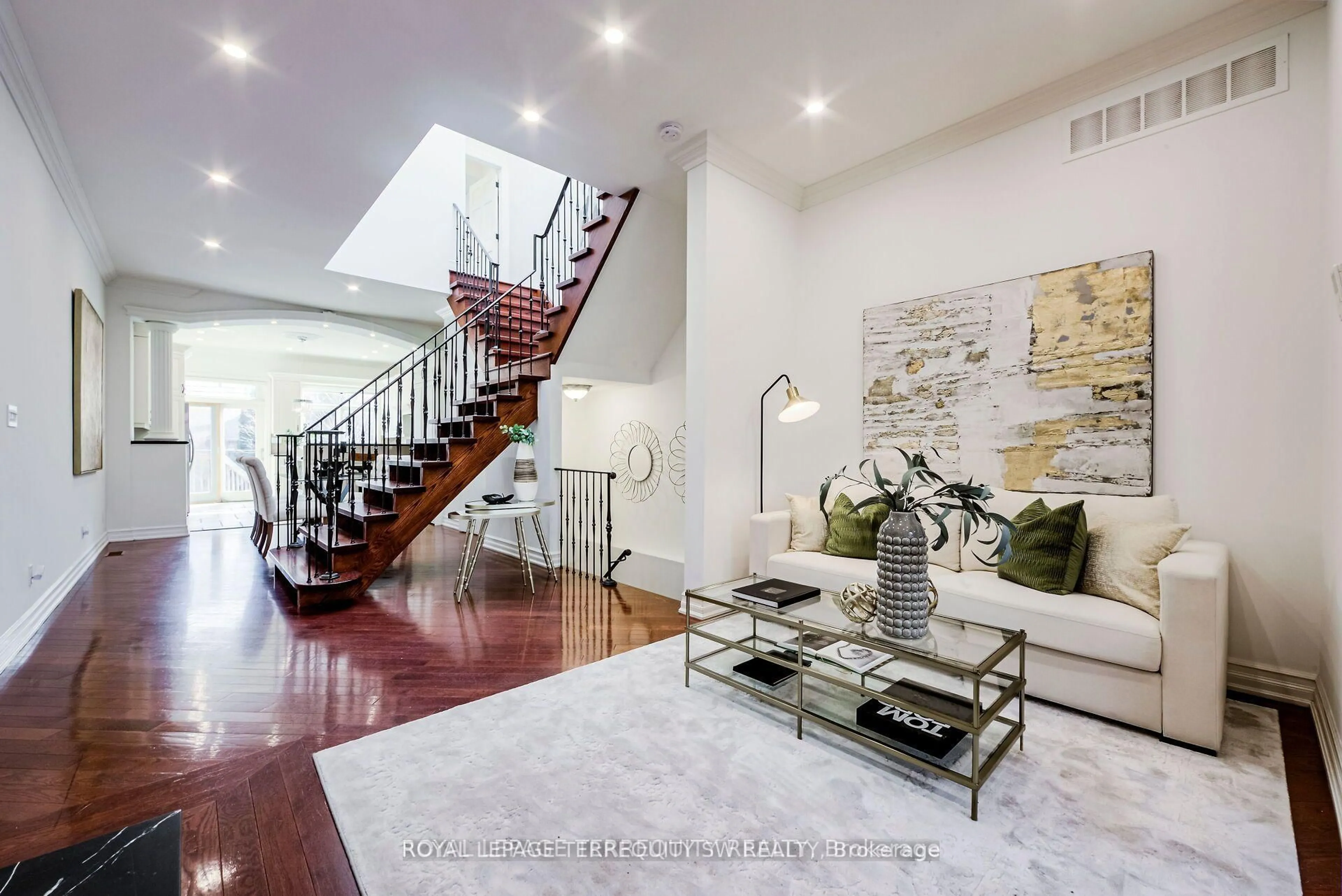 Indoor foyer for 329 Lippincott St, Toronto Ontario M5S 2P6