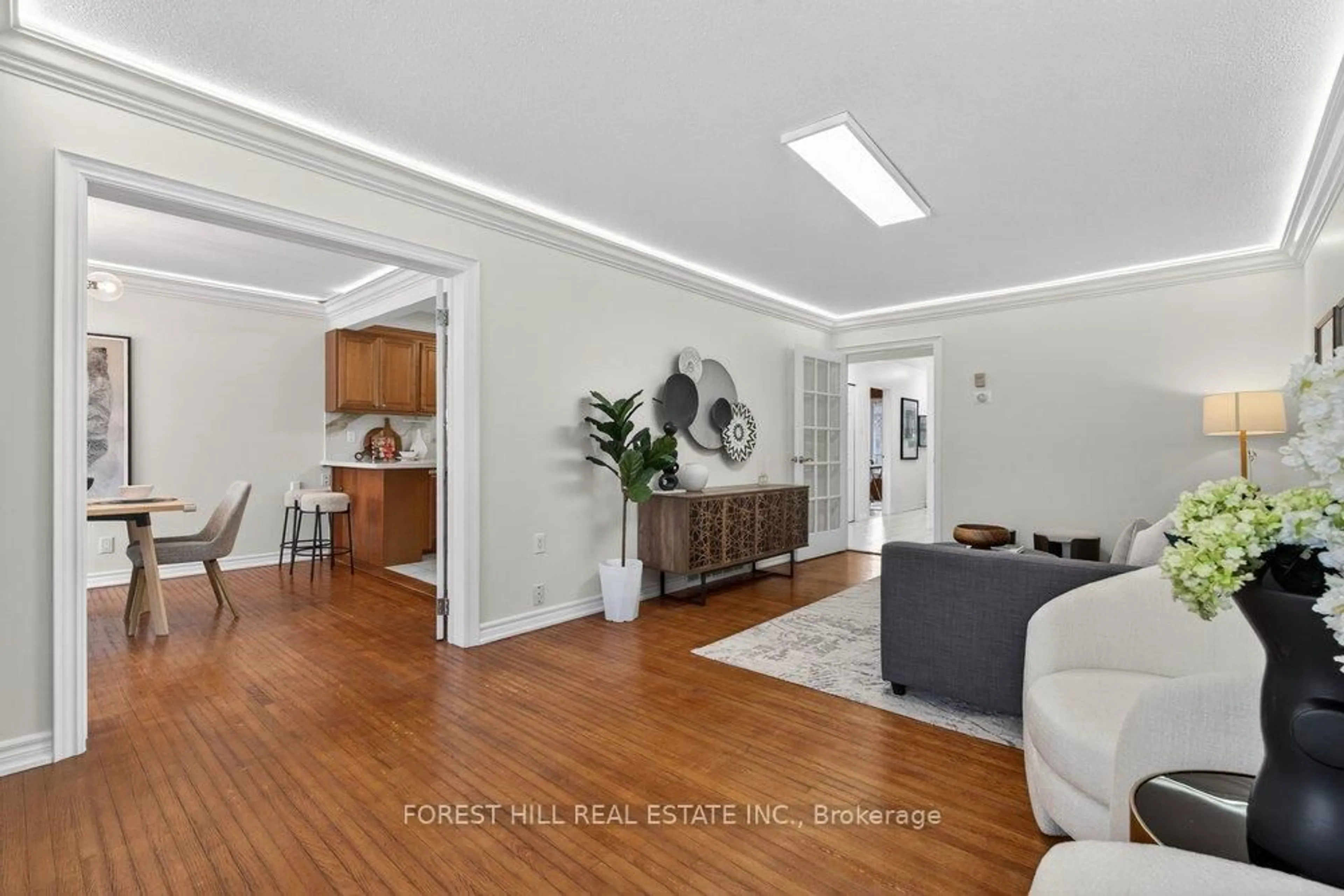 Living room with furniture, unknown for 26 Fontainbleau Dr, Toronto Ontario M2M 1N9