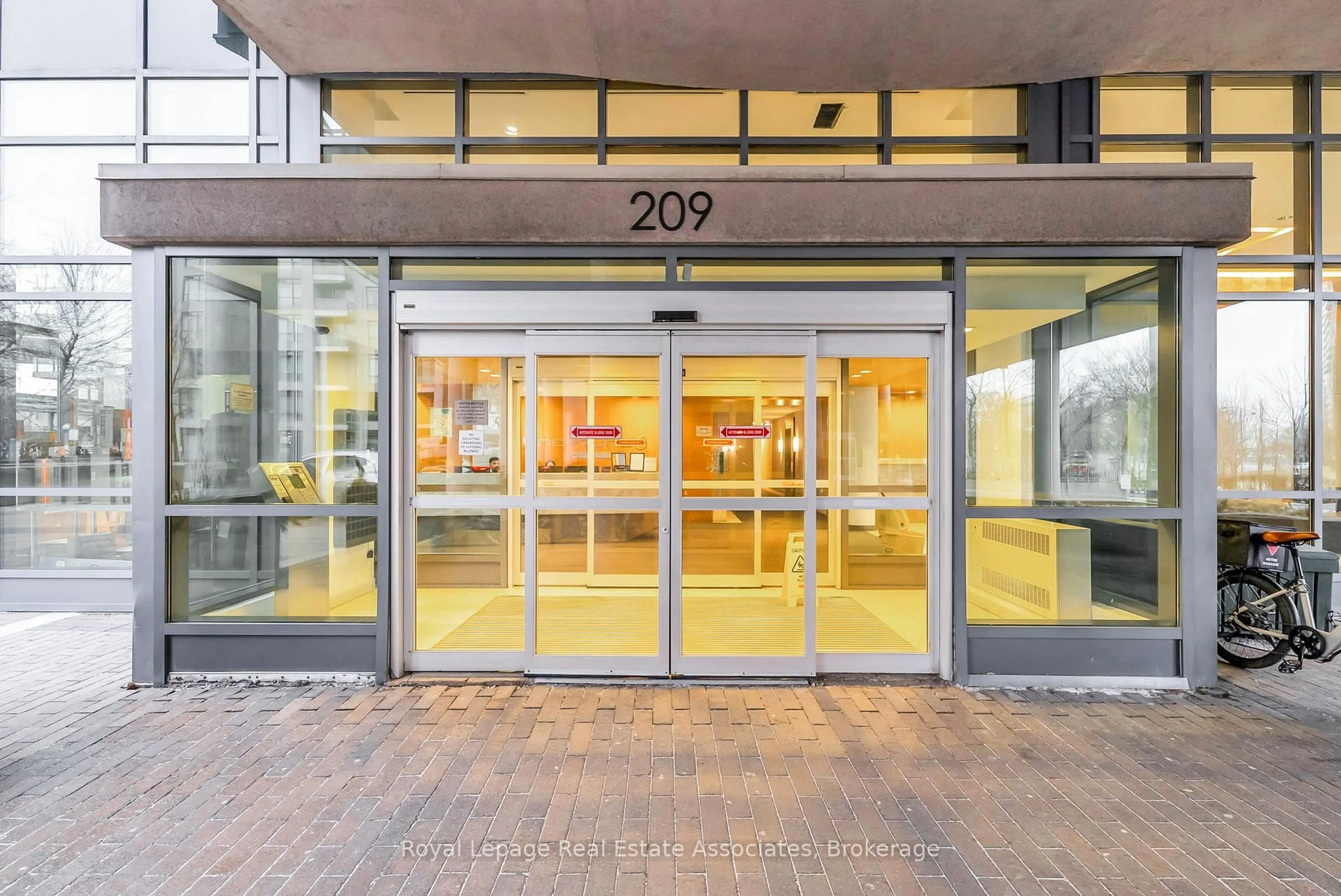 Indoor foyer for 209 Fort York Blvd #583, Toronto Ontario M5V 4A1