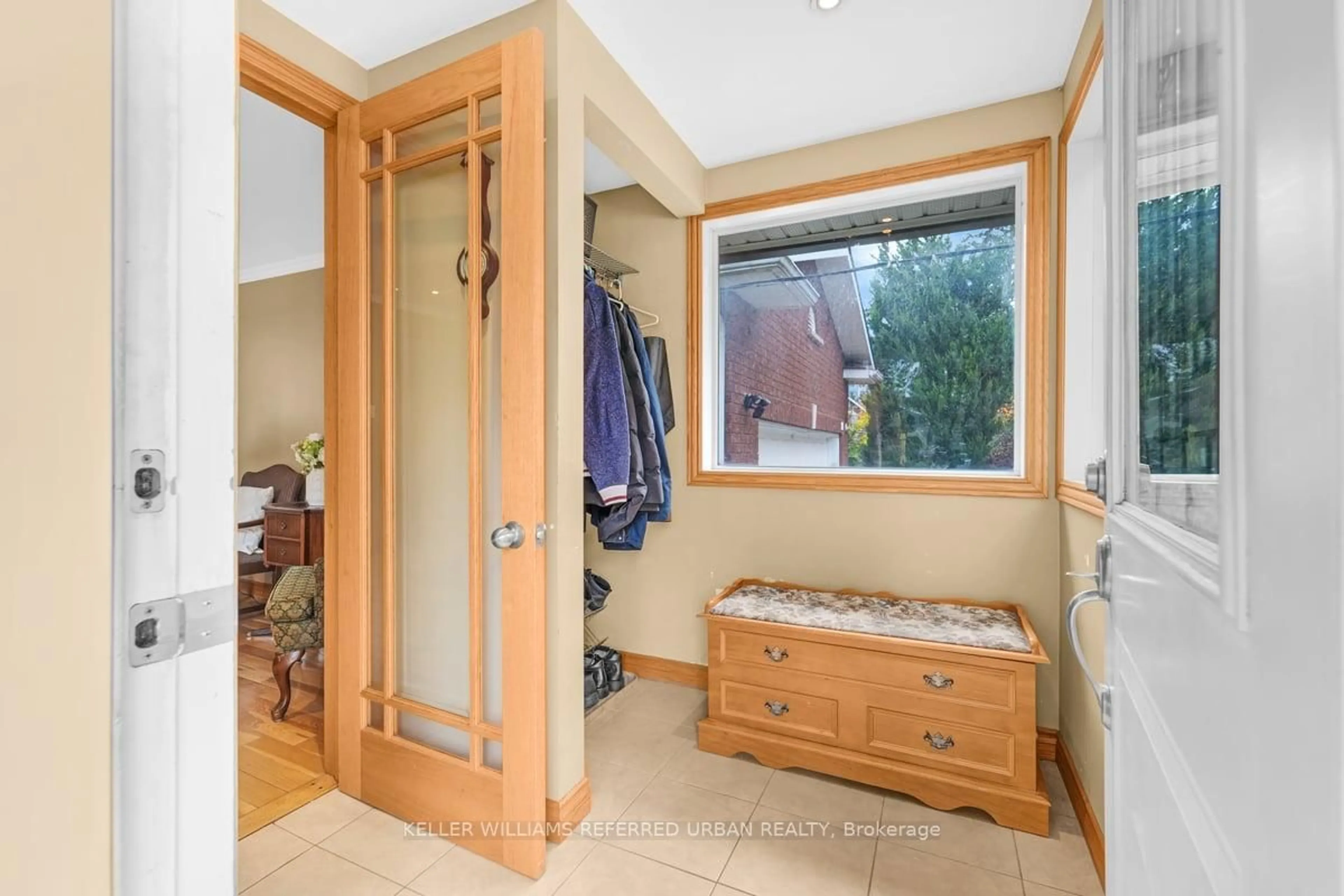 Indoor entryway for 116 Burnett Ave, Toronto Ontario M2N 1V5