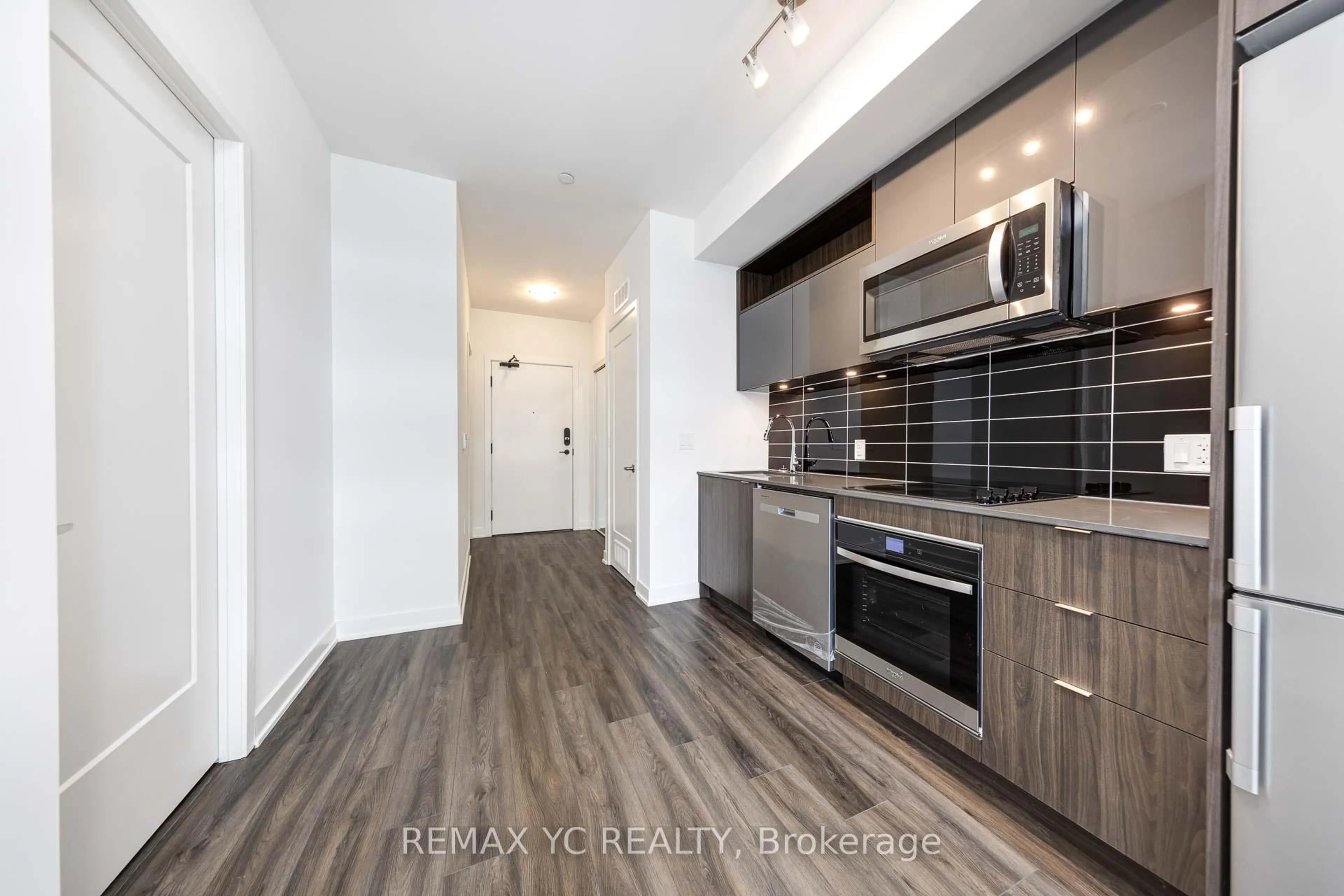 Open concept kitchen, wood/laminate floor for 135 Lower Sherbourne St #1939, Toronto Ontario M5A 1Y4