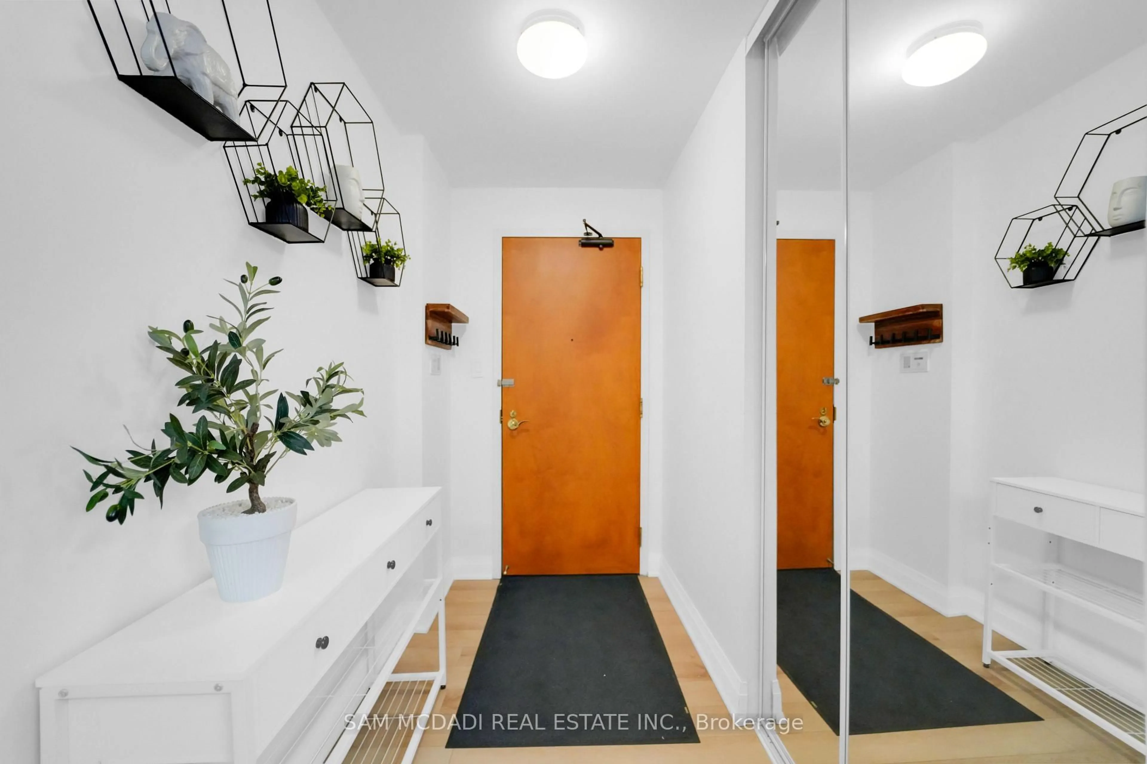 Indoor entryway for 260 Doris Ave #811, Toronto Ontario M2N 6X9