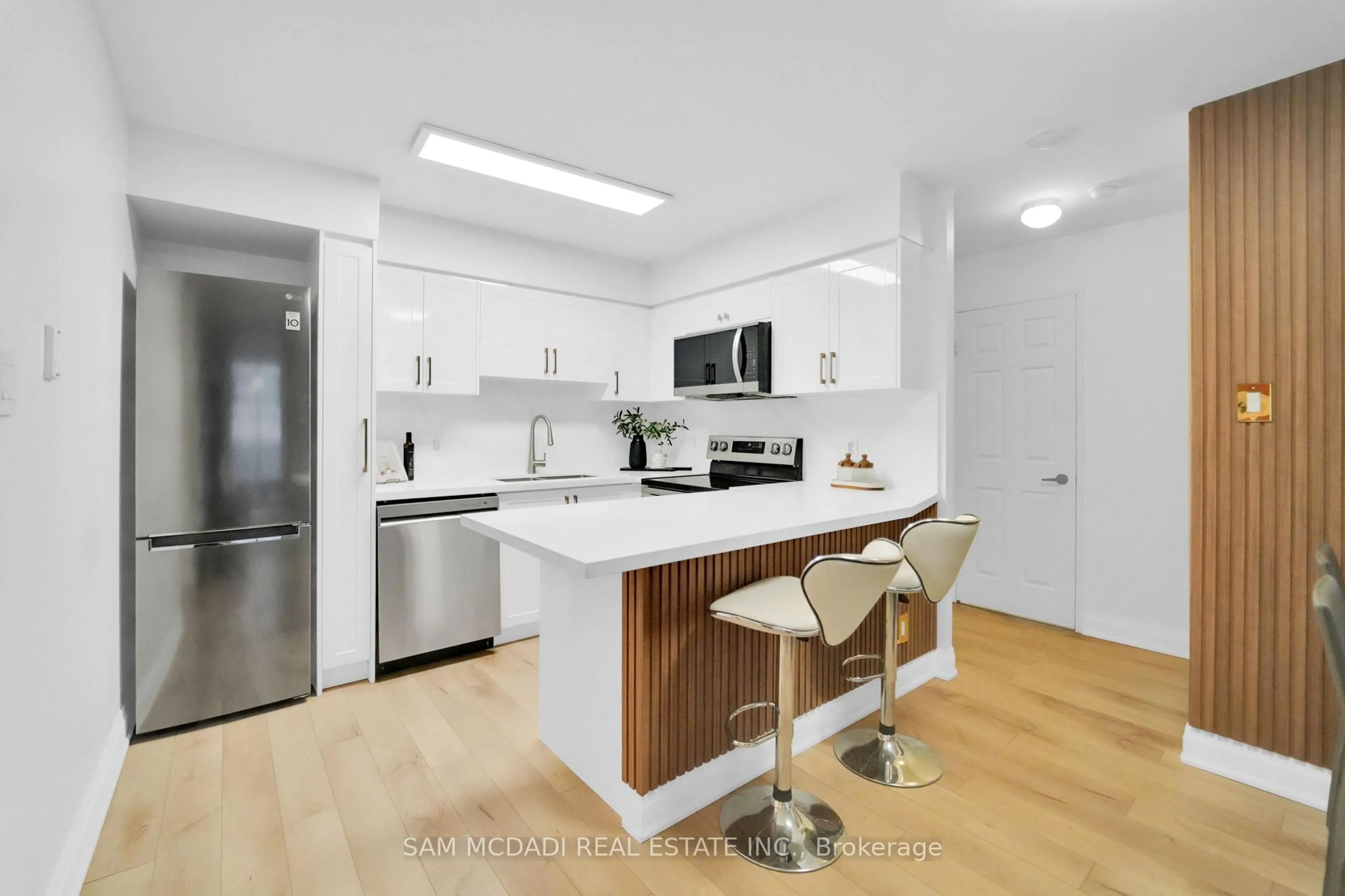 Unknown for 260 Doris Ave #811, Toronto Ontario M2N 6X9