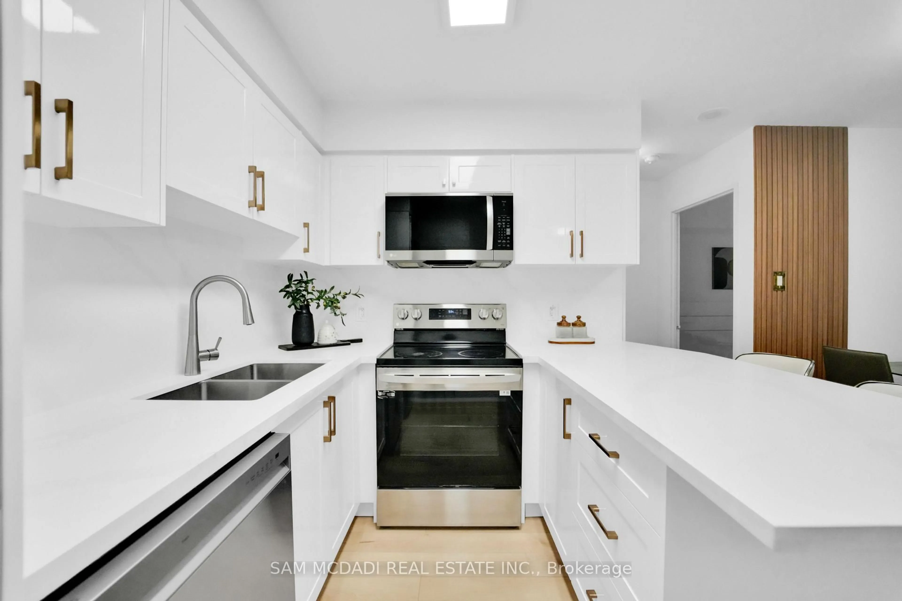 Standard kitchen, ceramic/tile floor for 260 Doris Ave #811, Toronto Ontario M2N 6X9