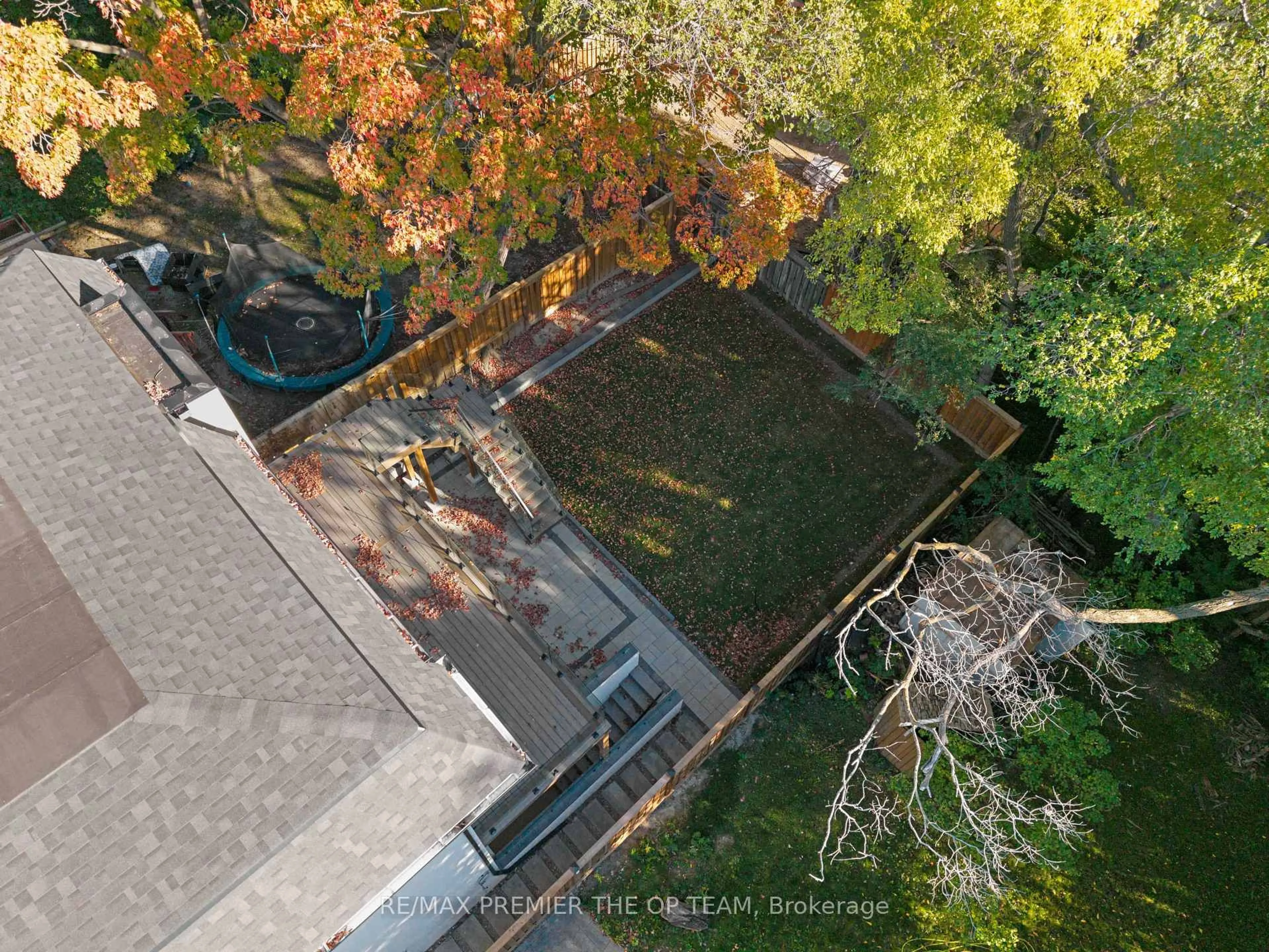 A pic from outside/outdoor area/front of a property/back of a property/a pic from drone, unknown for 487 Coldstream Ave, Toronto Ontario M5N 1Y6