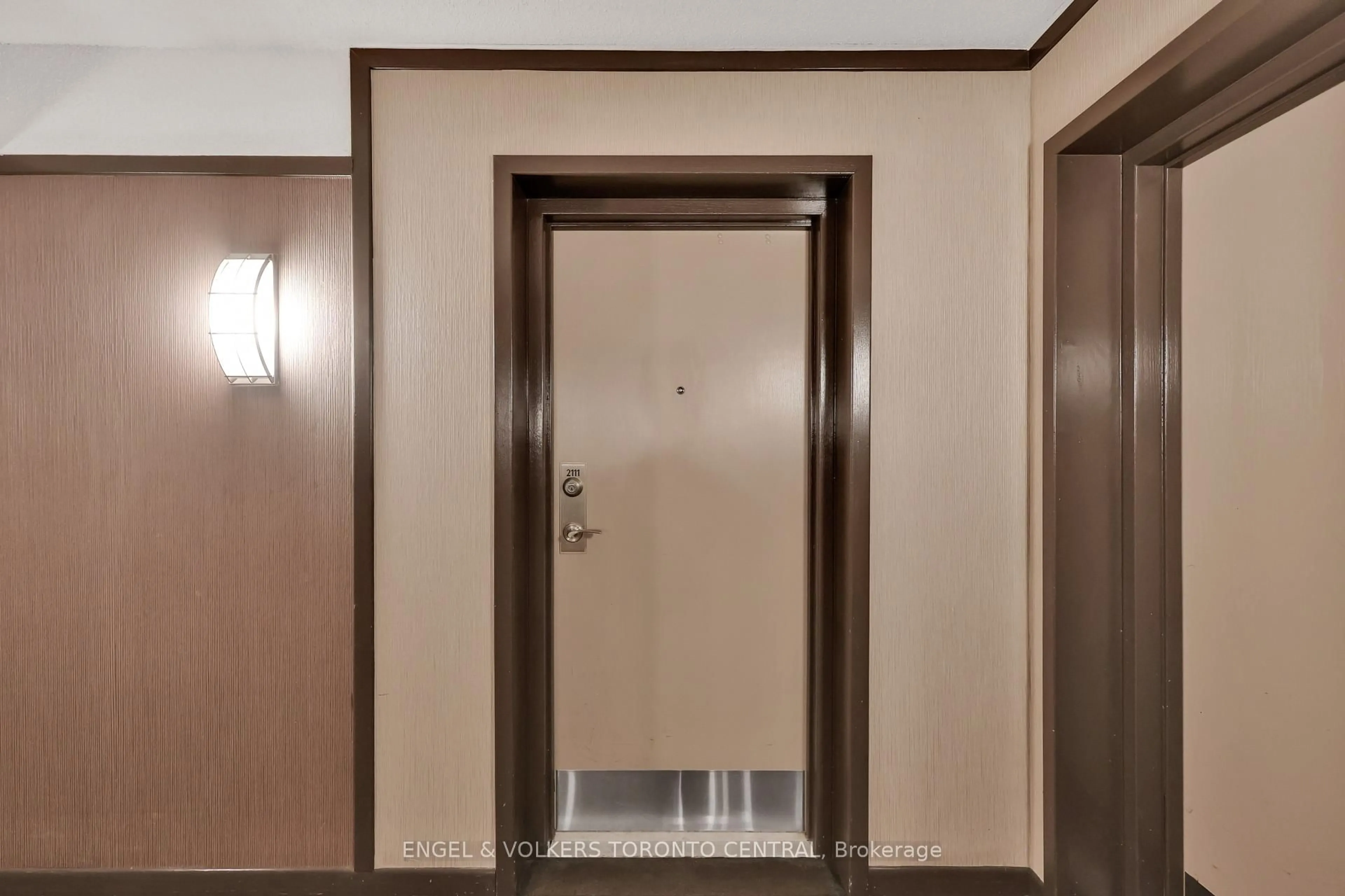 Indoor foyer for 77 Harbour Sq #2111, Toronto Ontario M5J 2S2