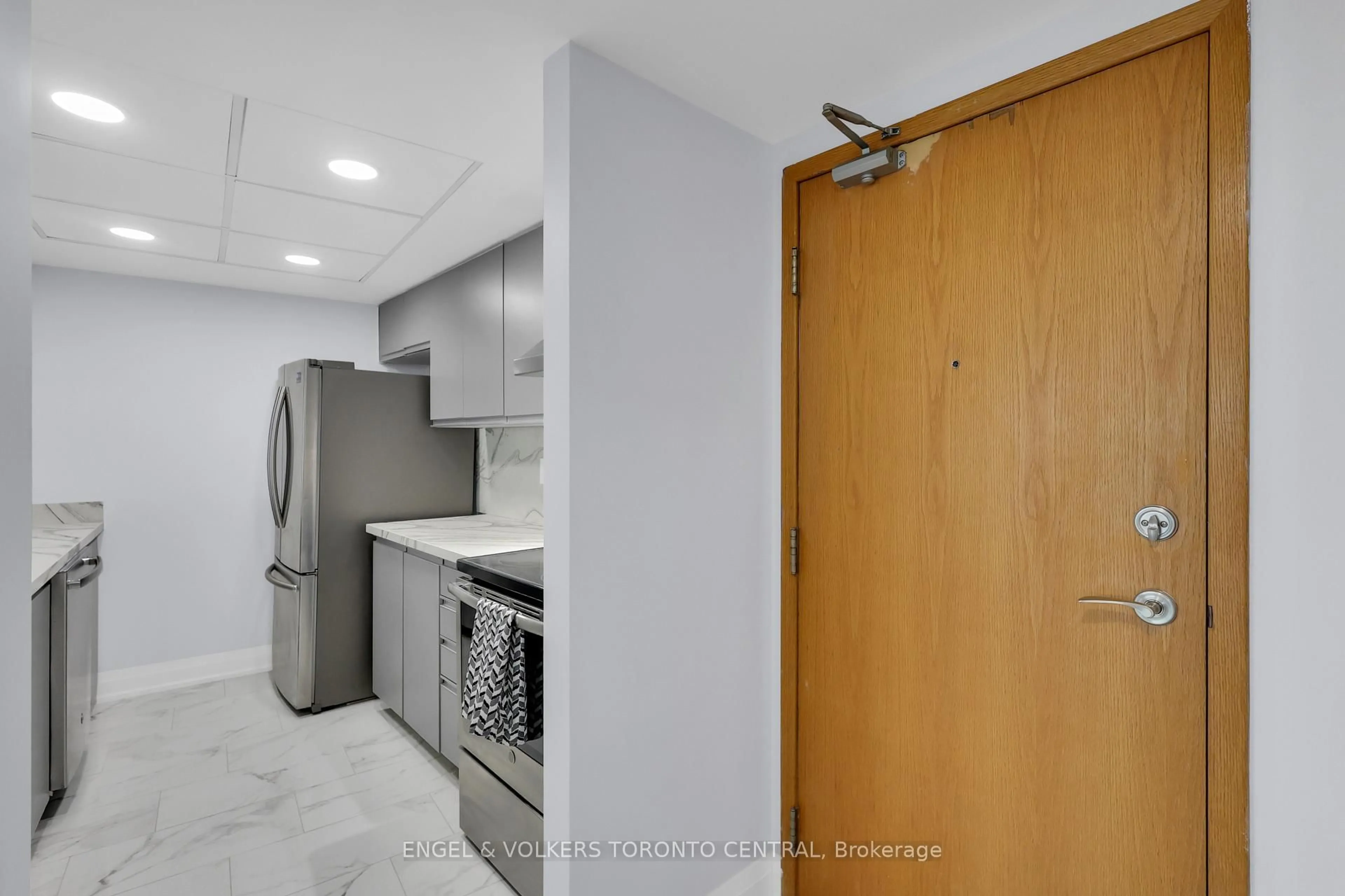 Standard kitchen, unknown for 77 Harbour Sq #2111, Toronto Ontario M5J 2S2