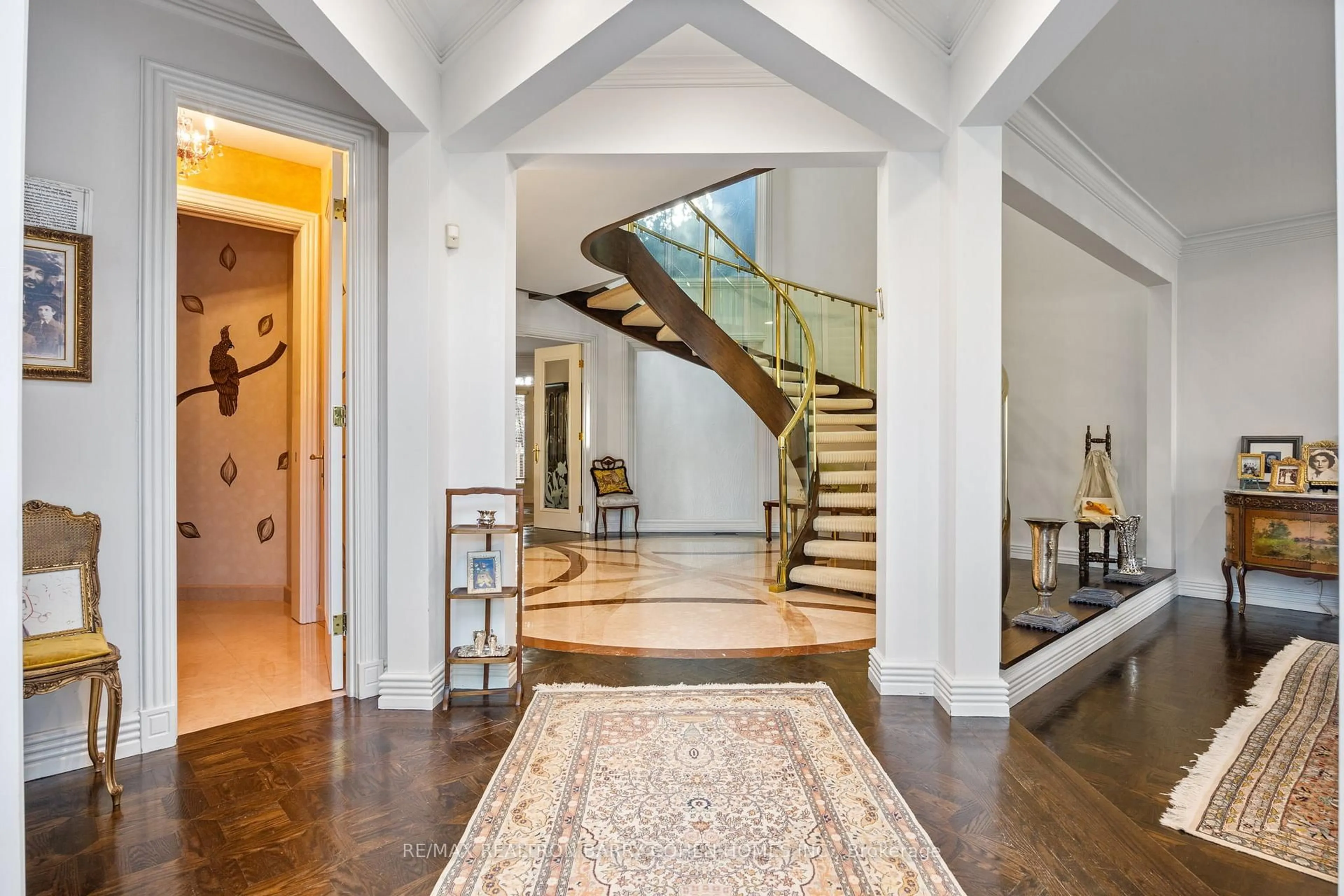 Indoor foyer for 83 Hillmount Ave, Toronto Ontario M6B 1X5