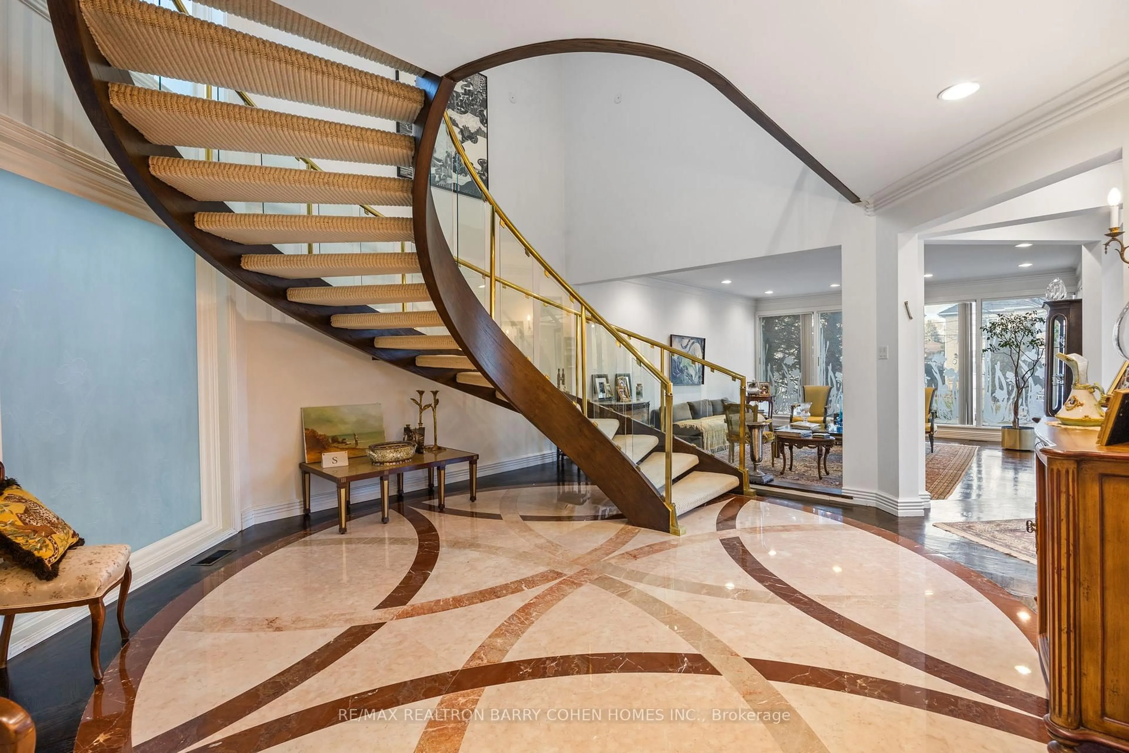 Indoor foyer for 83 Hillmount Ave, Toronto Ontario M6B 1X5