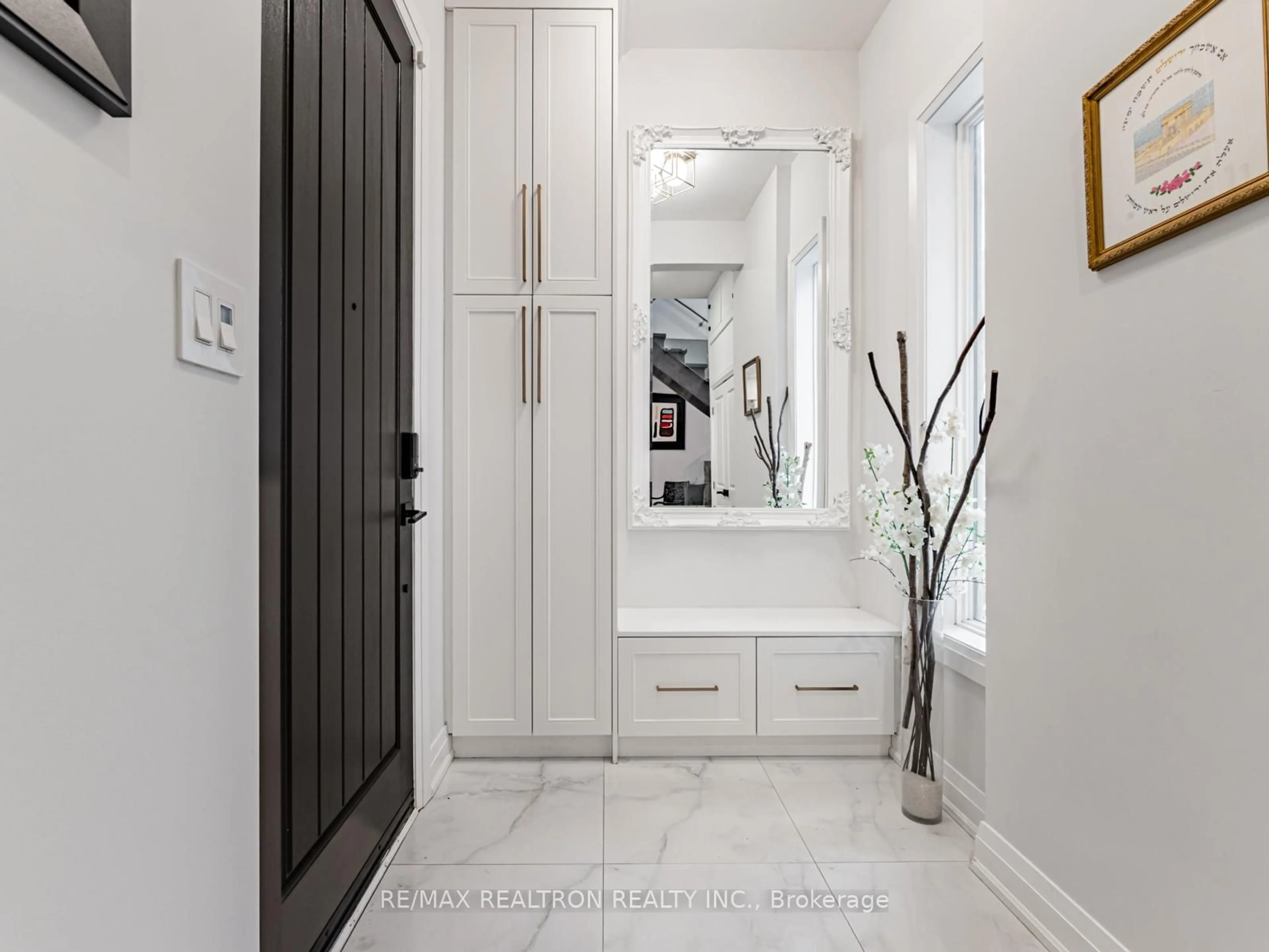 Indoor entryway for 18 Carscadden Dr, Toronto Ontario M2R 2A7