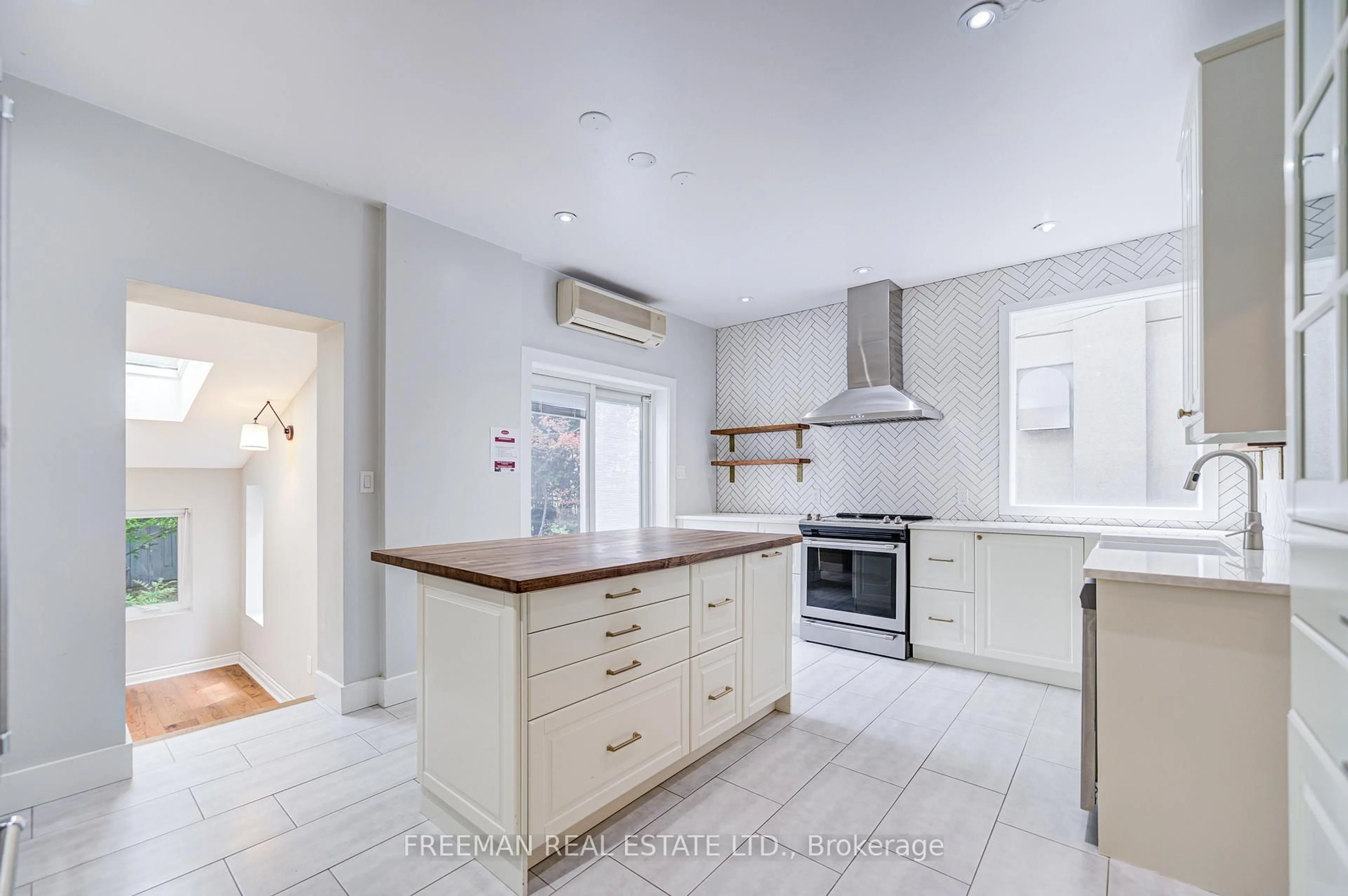 Unknown for 555 Markham St, Toronto Ontario M6G 2L6