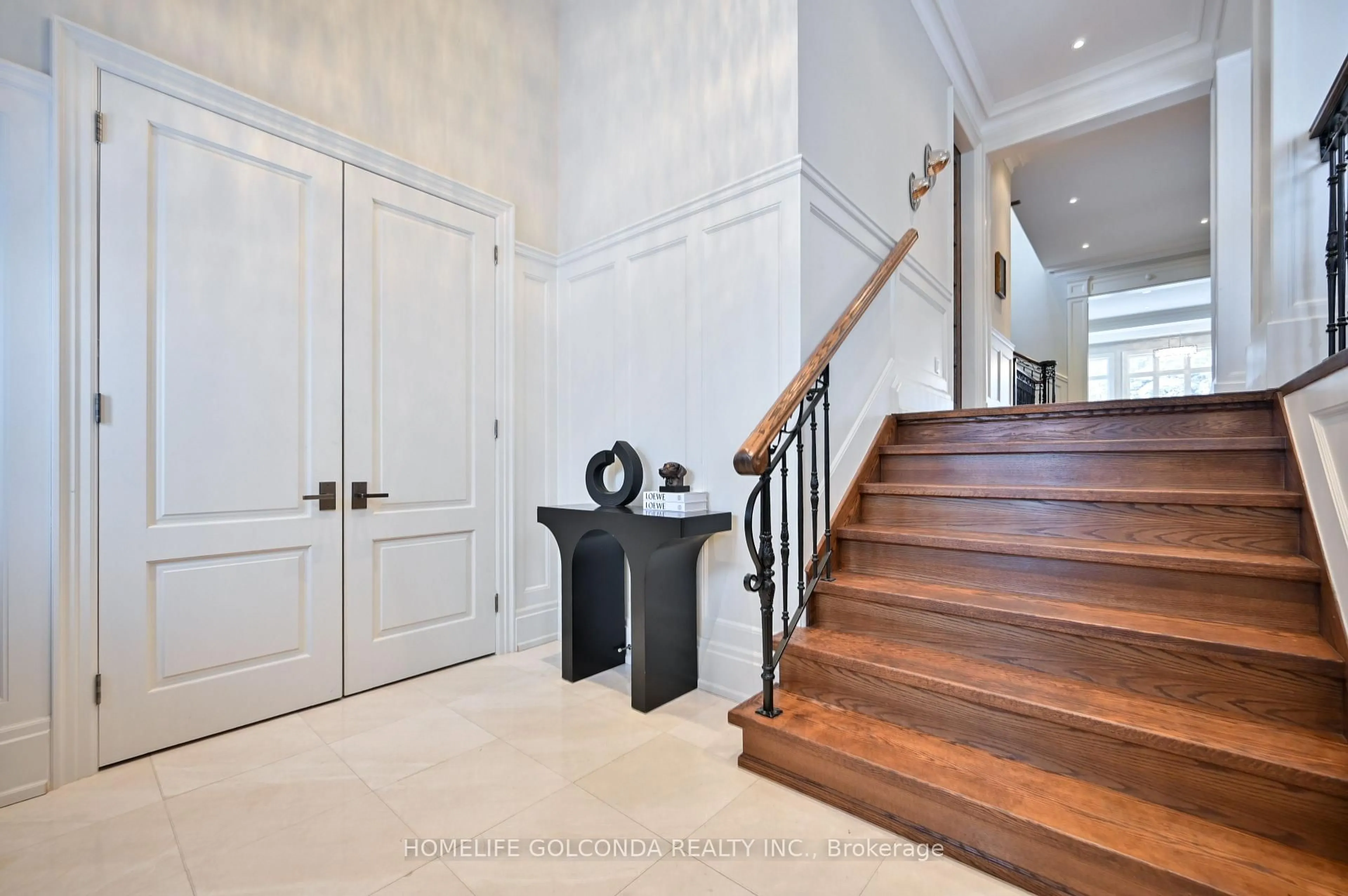 Indoor foyer for 272 Byng Ave, Toronto Ontario M2N 4L3