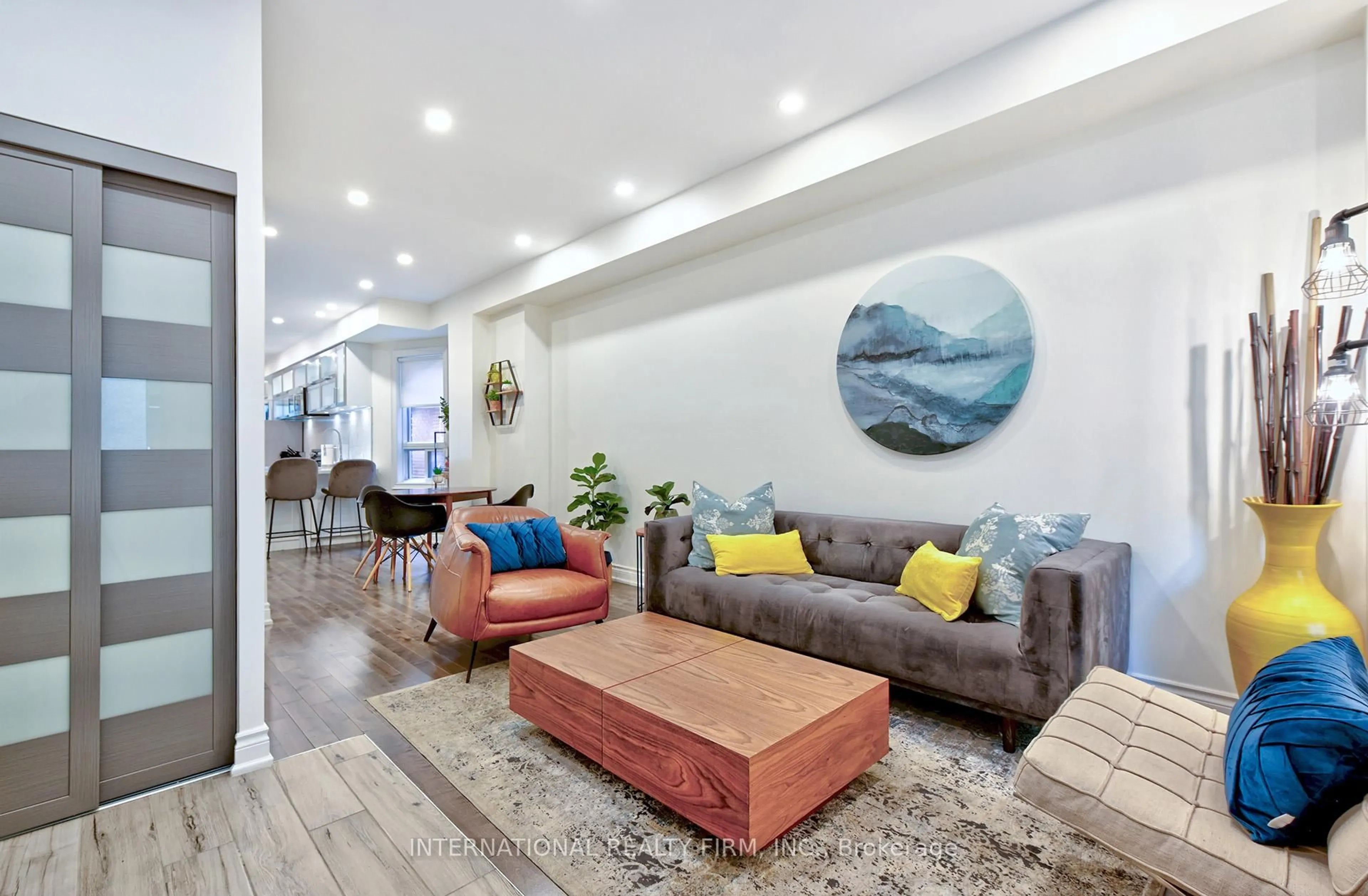 Living room with furniture, unknown for 717 Palmerston Ave, Toronto Ontario M6G 2R2