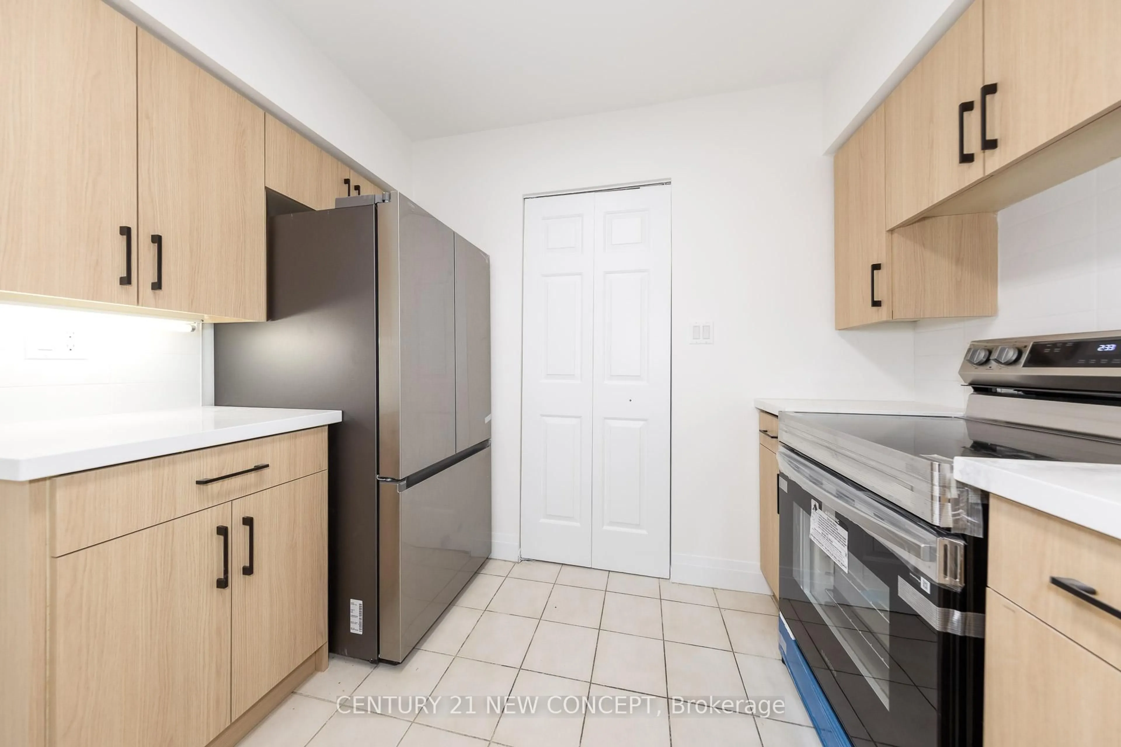 Standard kitchen, unknown for 30 Greenfield Ave #2010, Toronto Ontario M2N 6N3