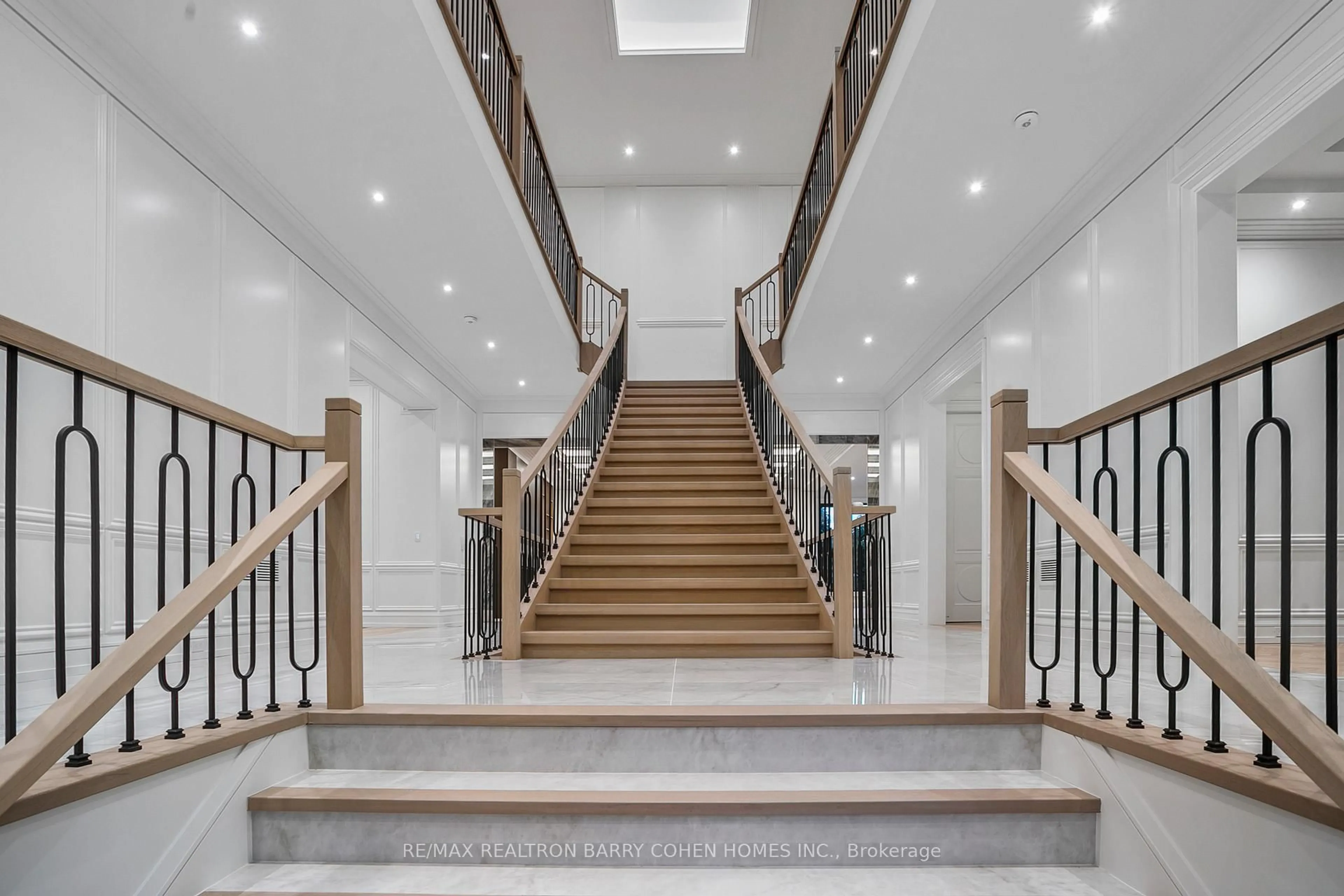Indoor foyer for 27 Penwood Cres, Toronto Ontario M3B 3B1