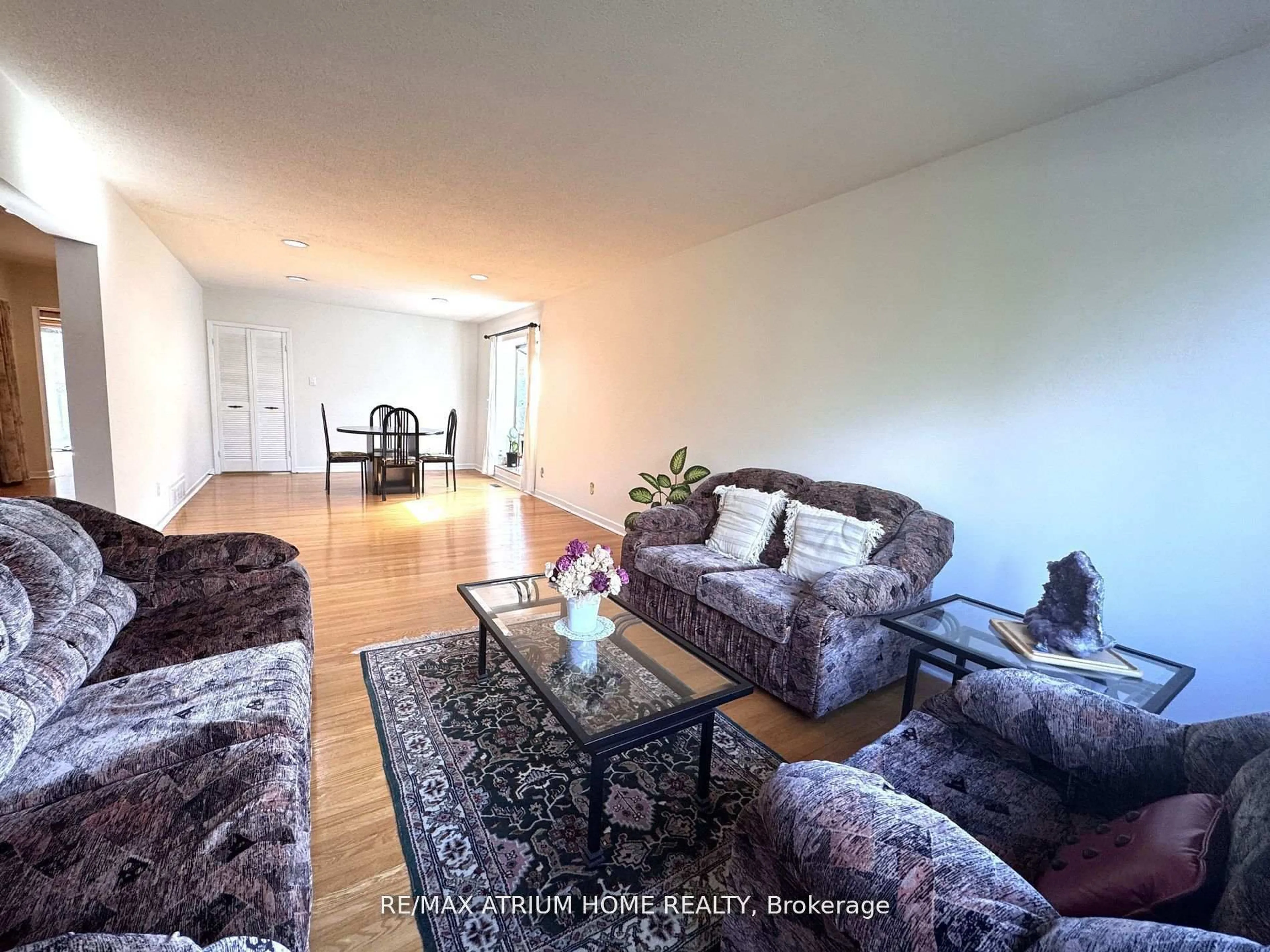 Living room with furniture, wood/laminate floor for 9 Crossen Dr, Toronto Ontario M2M 1N7