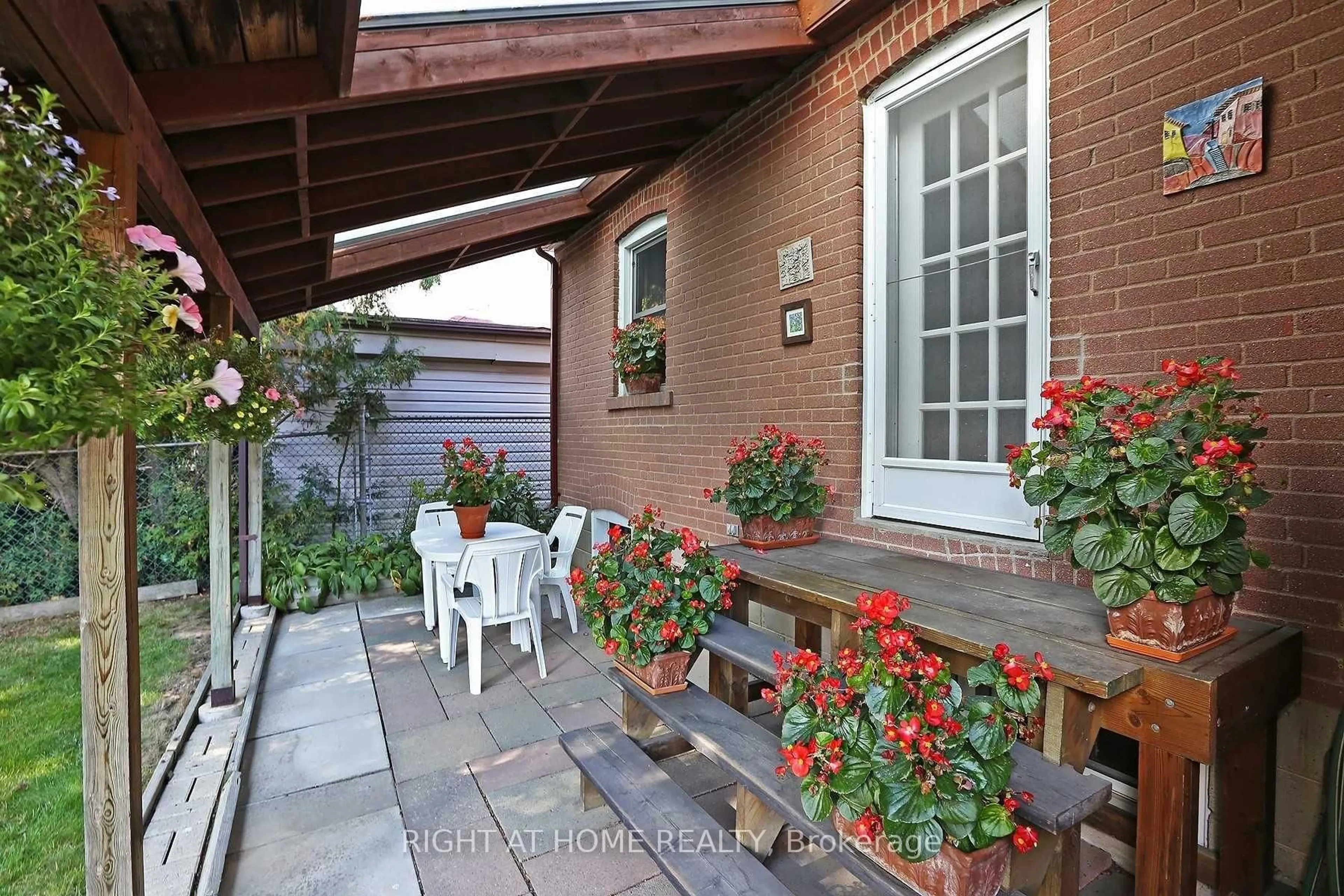 Patio, street for 201 Johnston Ave, Toronto Ontario M2N 1H4
