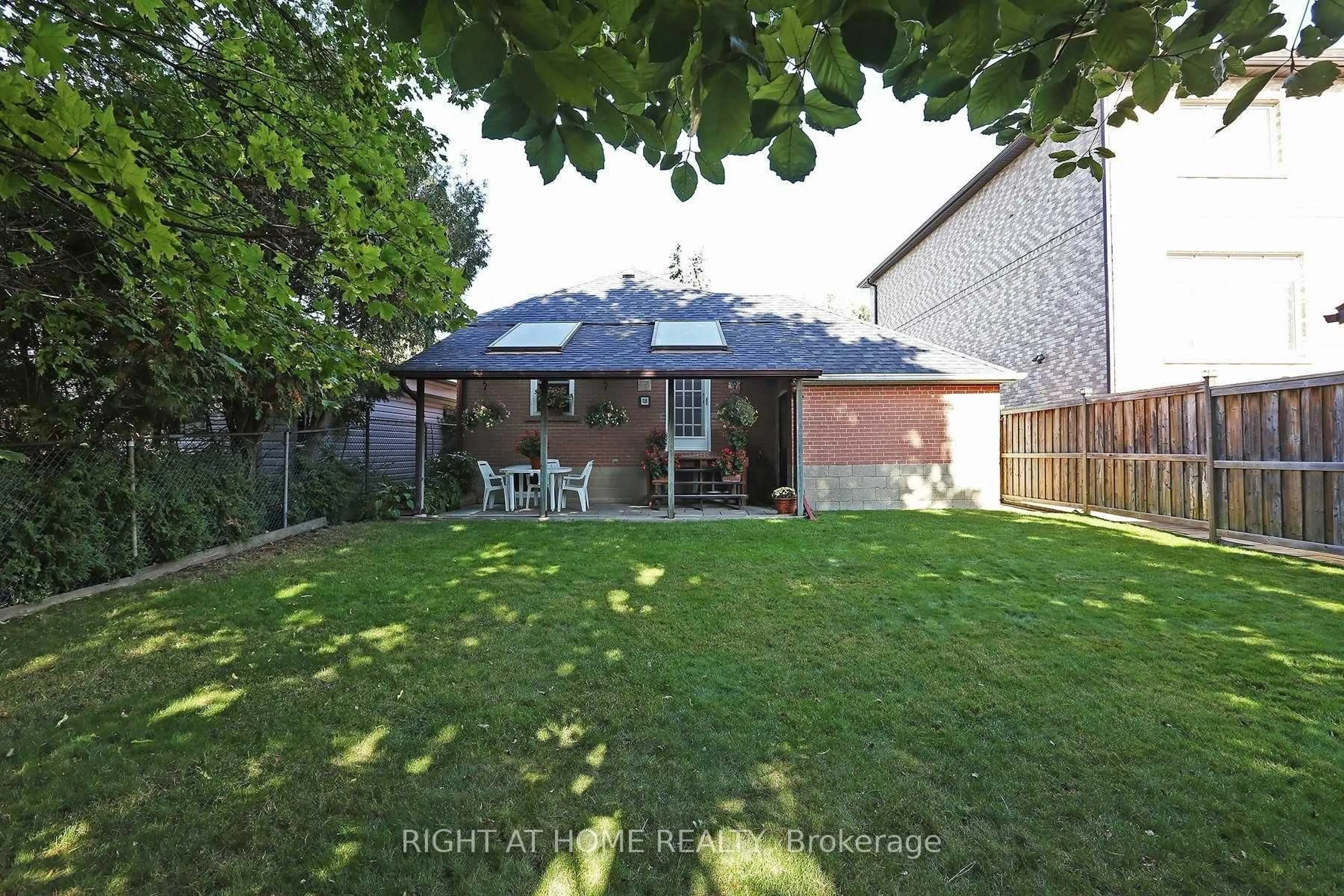 A pic from outside/outdoor area/front of a property/back of a property/a pic from drone, street for 201 Johnston Ave, Toronto Ontario M2N 1H4