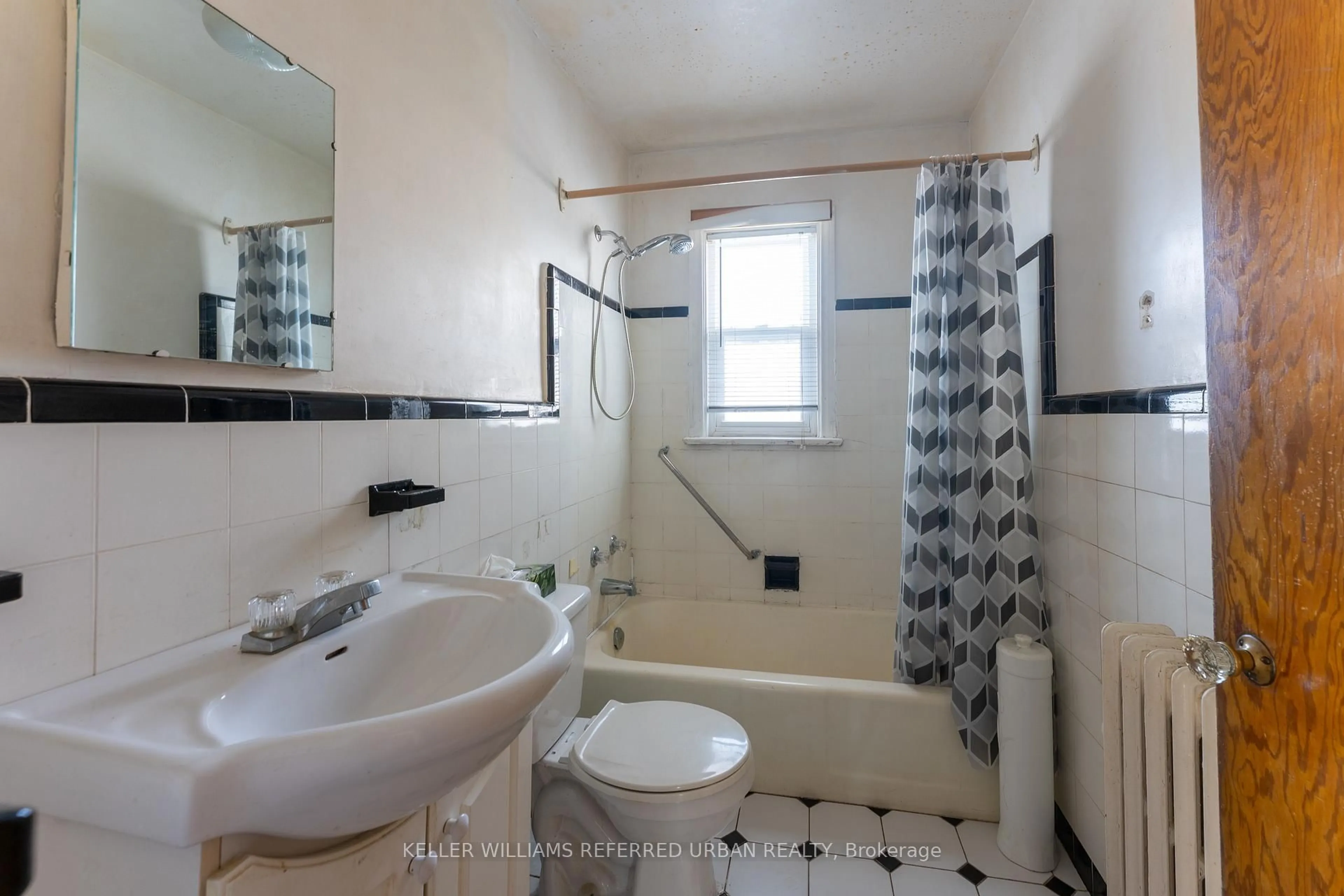 Standard bathroom, ceramic/tile floor for 134 Upper Canada Dr, Toronto Ontario M2P 1S4