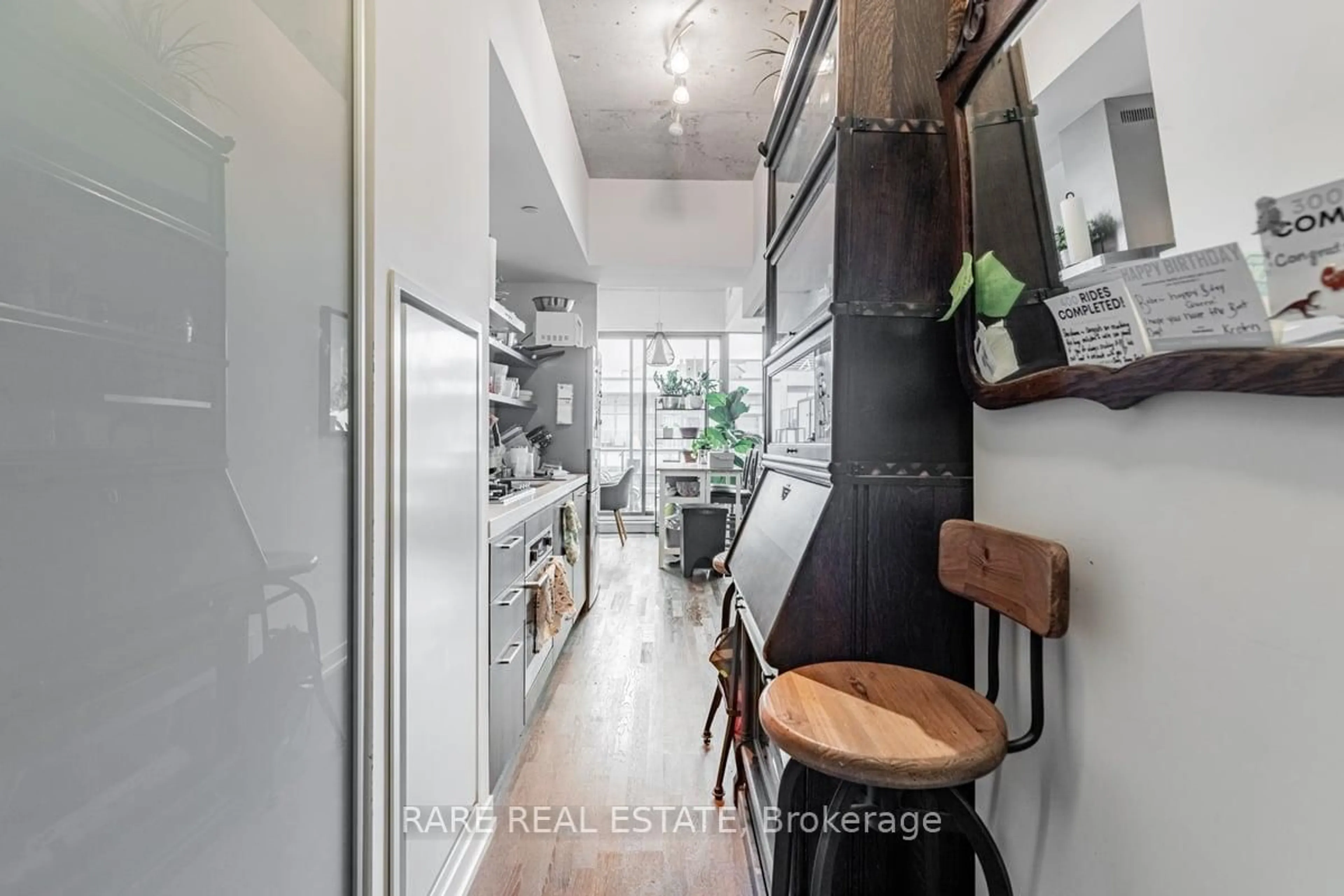 Indoor entryway for 560 King St #1004, Toronto Ontario M5V 1M3