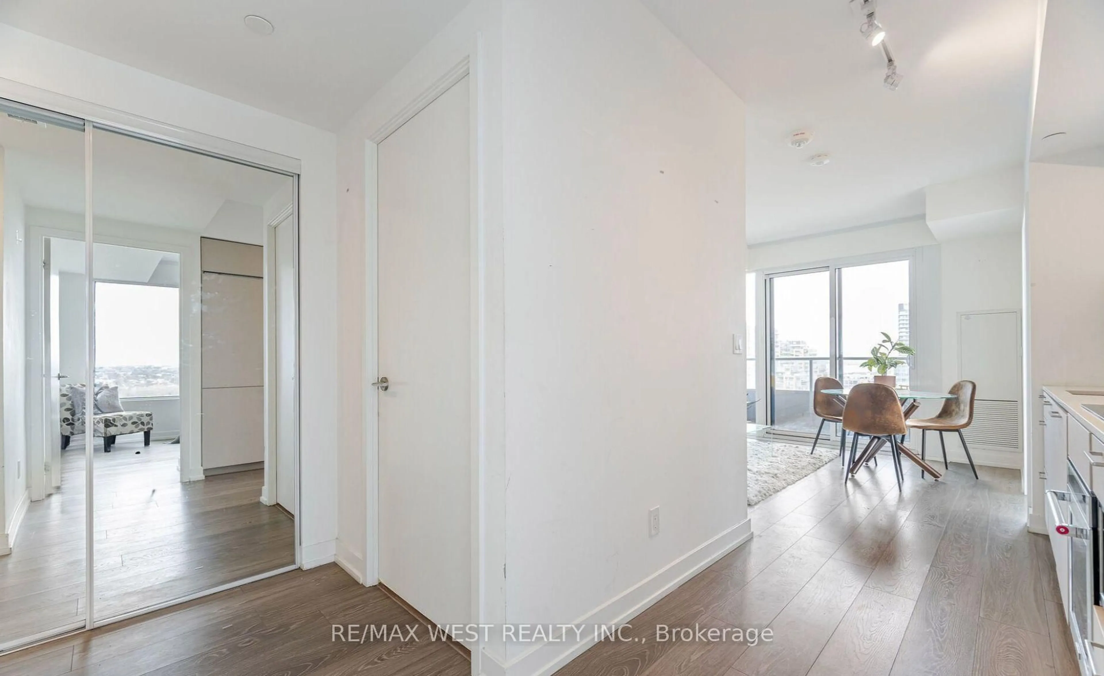 Indoor entryway for 19 Western Battery Rd #2117, Toronto Ontario M6K 0E3