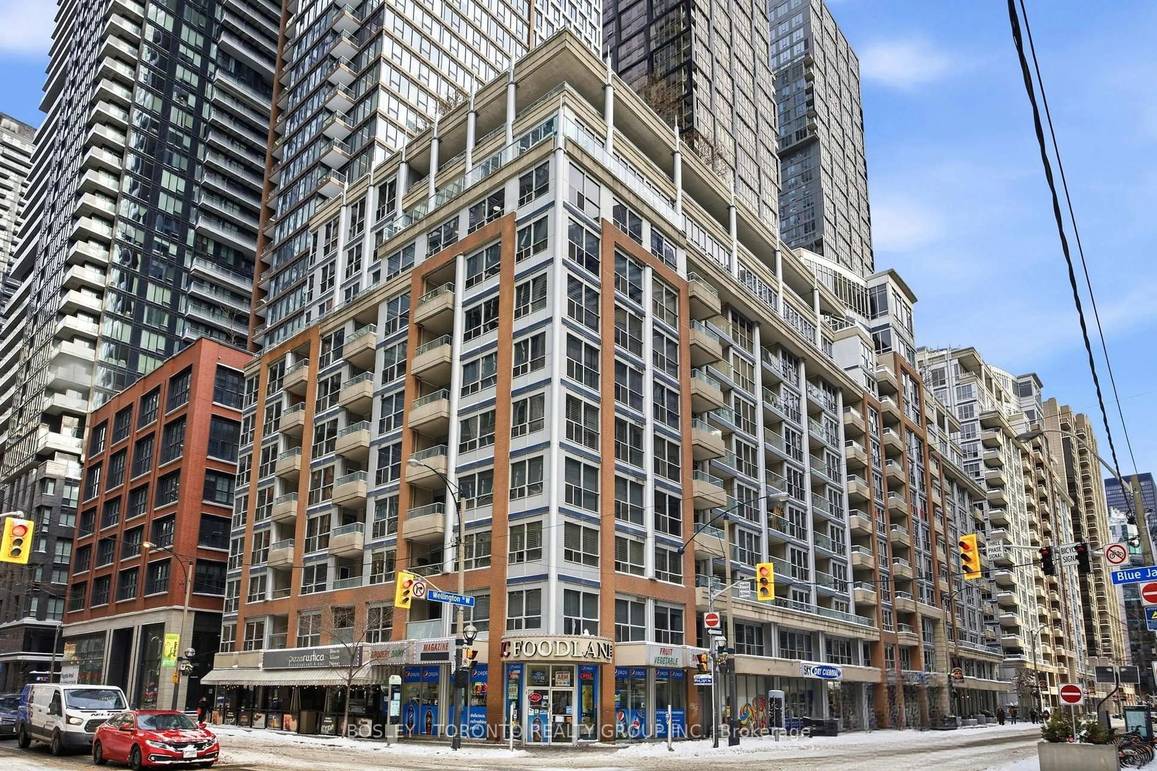 Patio, building for 270 Wellington St #316, Toronto Ontario M5V 3P5