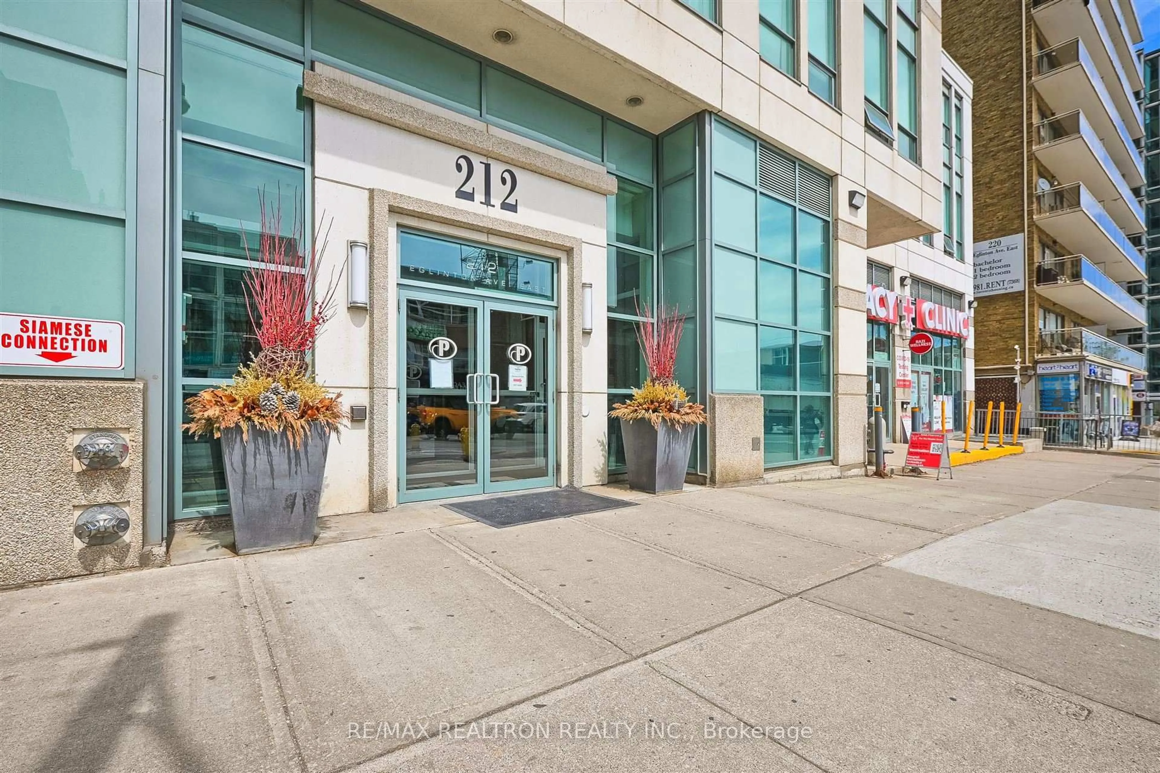Indoor foyer for 212 Eglinton Ave #803, Toronto Ontario M4P 0A3