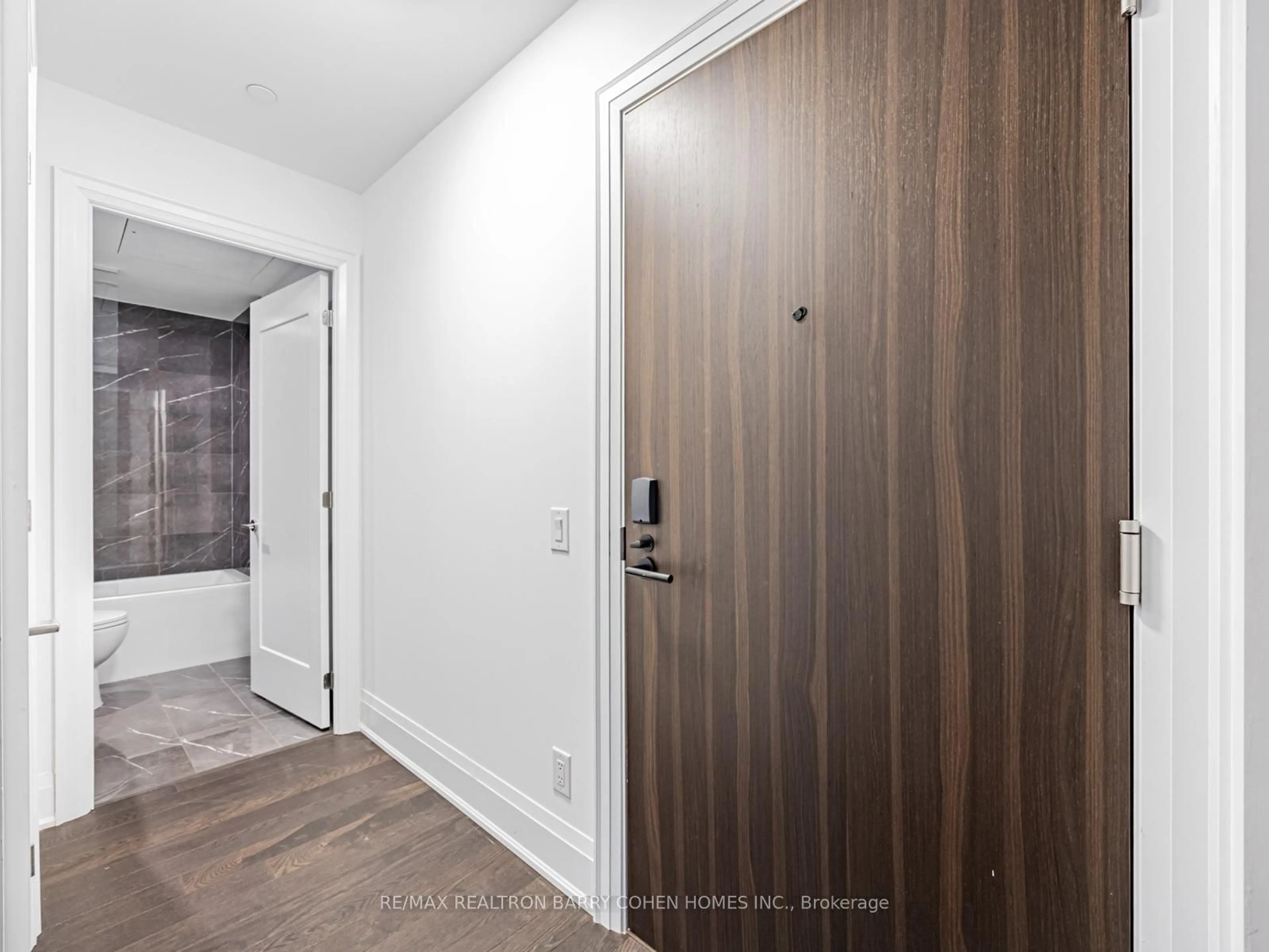 Indoor entryway for 280 Howland Ave #226, Toronto Ontario M5R 0C3