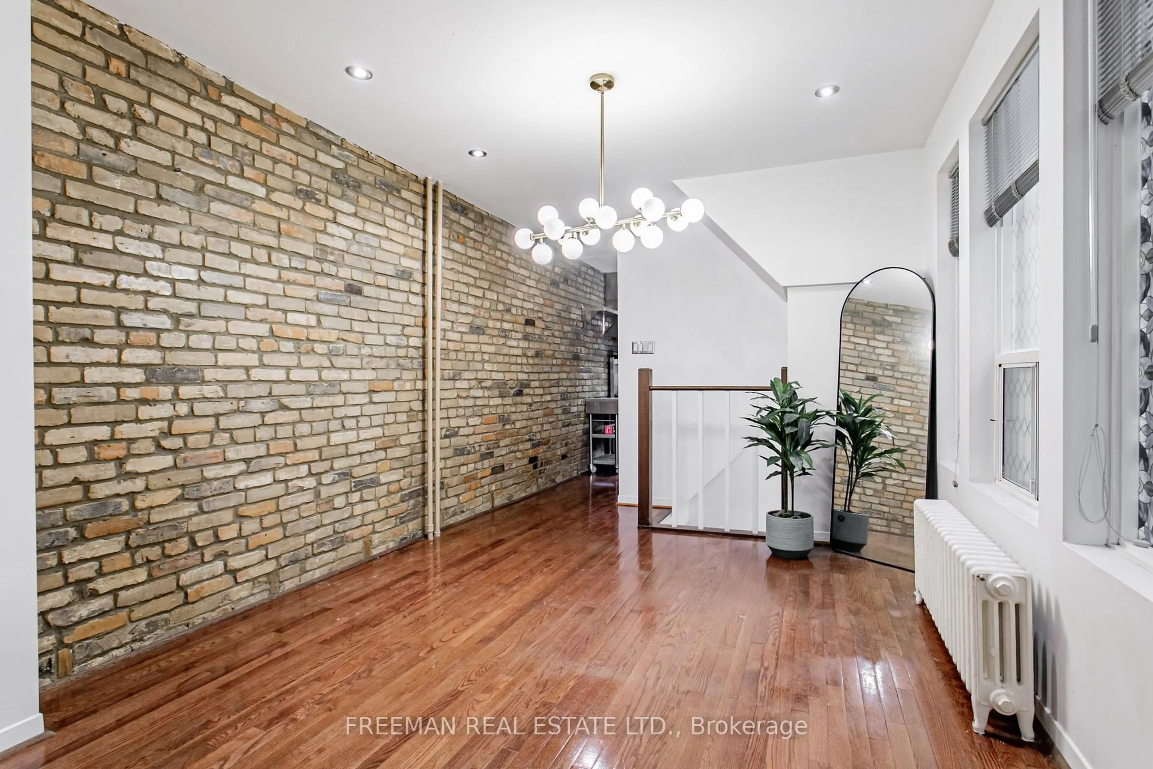 Indoor foyer for 490 Montrose Ave, Toronto Ontario M6G 3H1