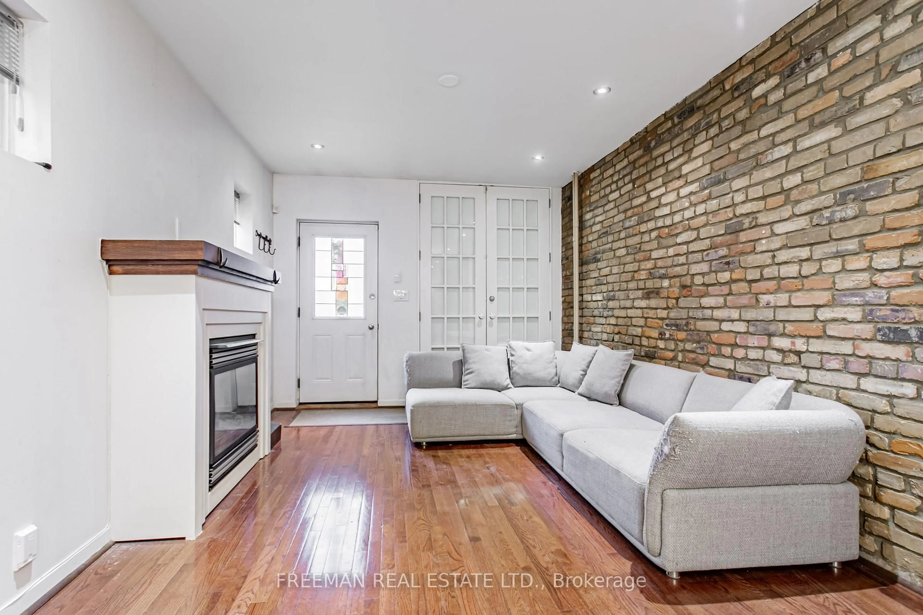 Living room with furniture, unknown for 490 Montrose Ave, Toronto Ontario M6G 3H1