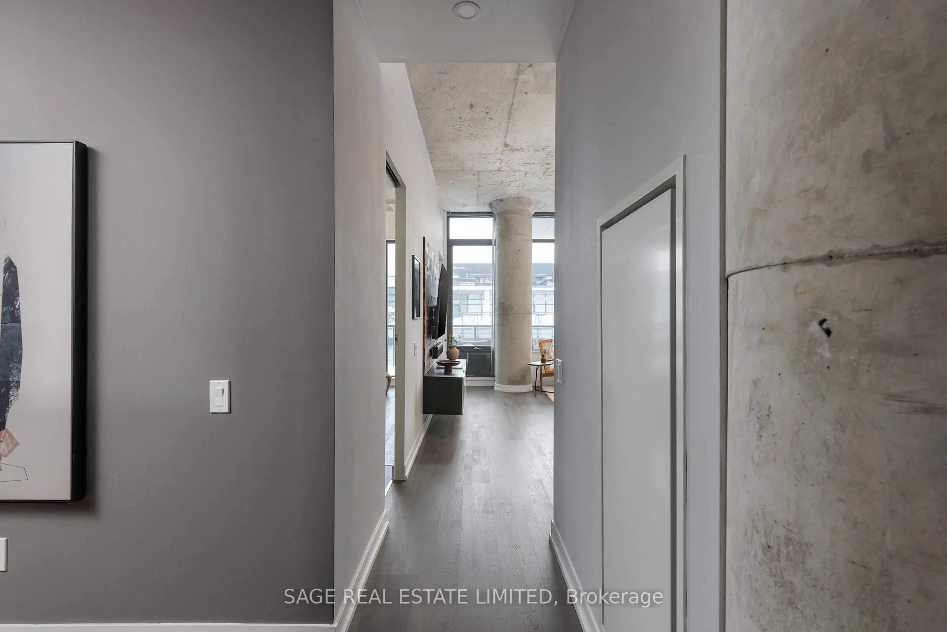 Indoor entryway for 560 King St #1008, Toronto Ontario M5V 0L5