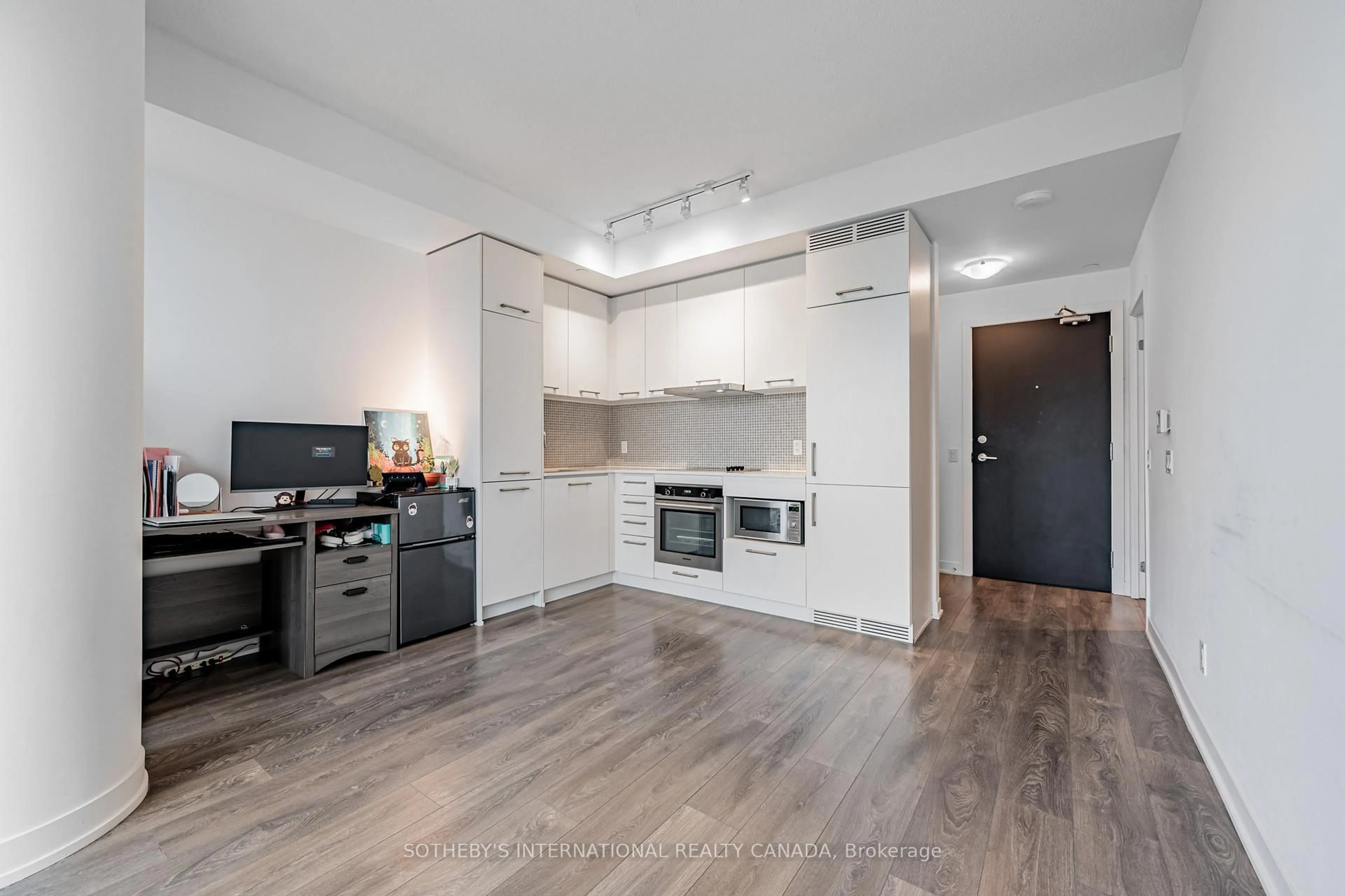 Open concept kitchen, wood/laminate floor for 87 Peter St #4308, Toronto Ontario M5V 0P1