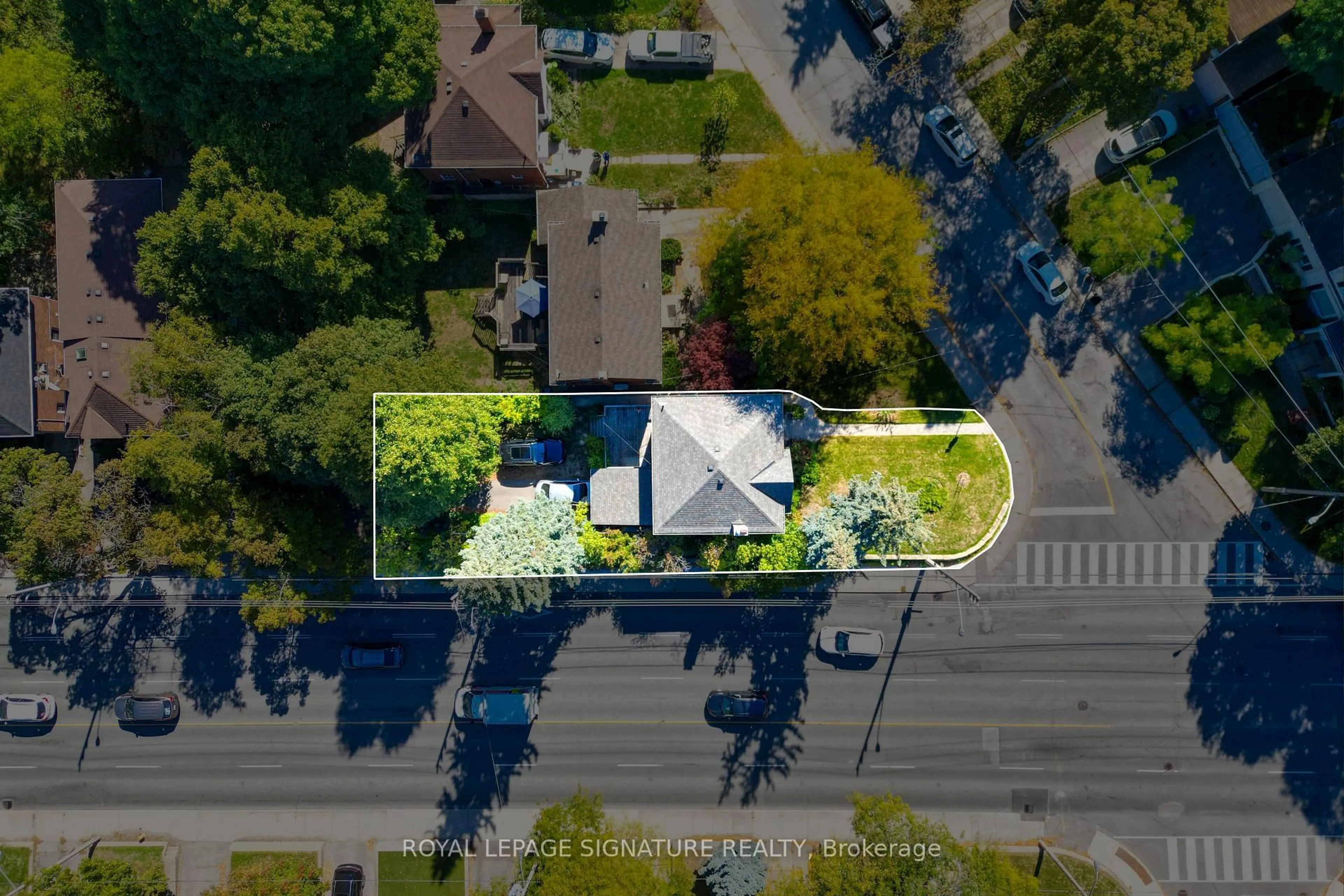 A pic from outside/outdoor area/front of a property/back of a property/a pic from drone, street for 221 Hanna Rd, Toronto Ontario M4G 3P2