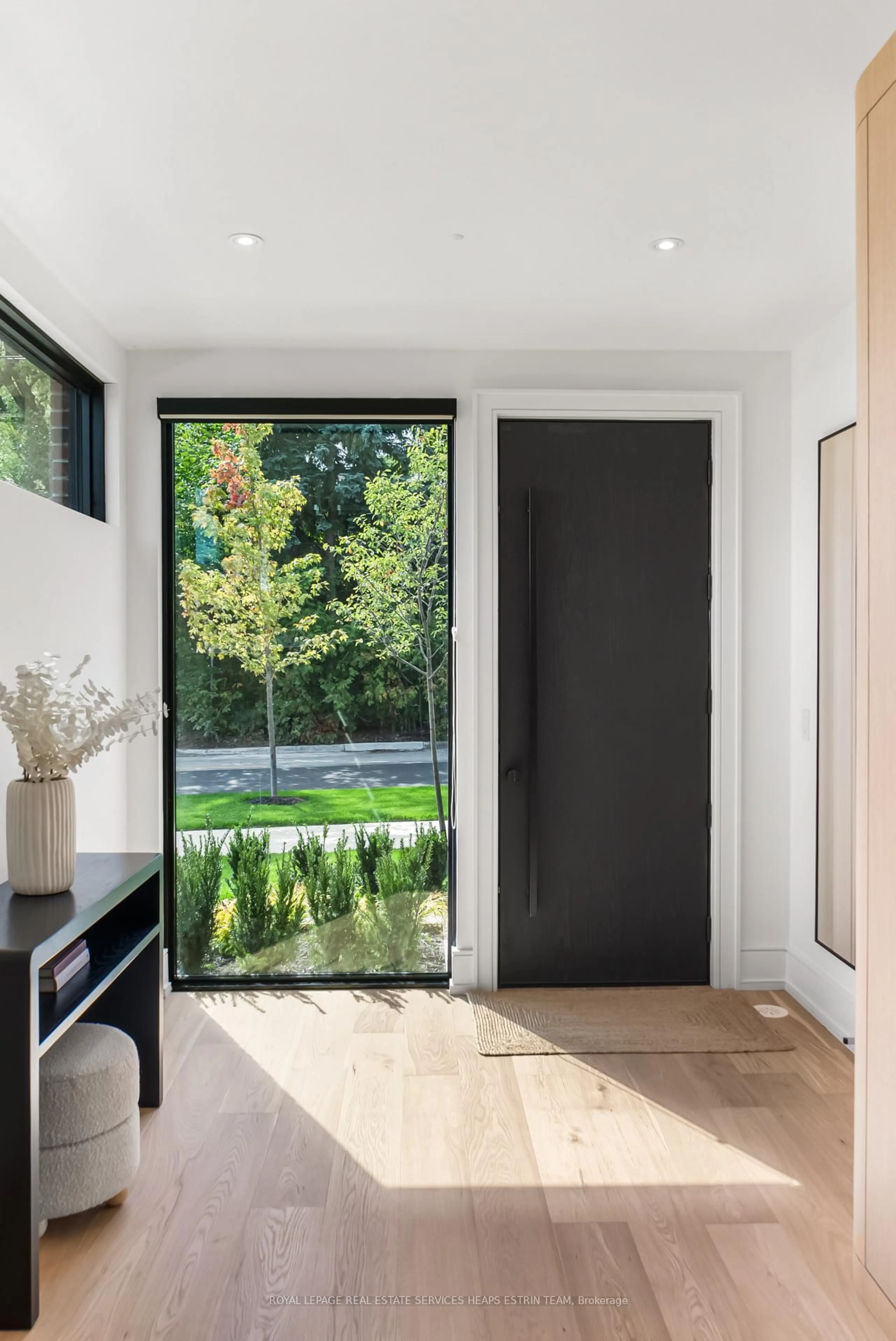 Indoor entryway for 38 Evergreen Gdns, Toronto Ontario M4G 1C5