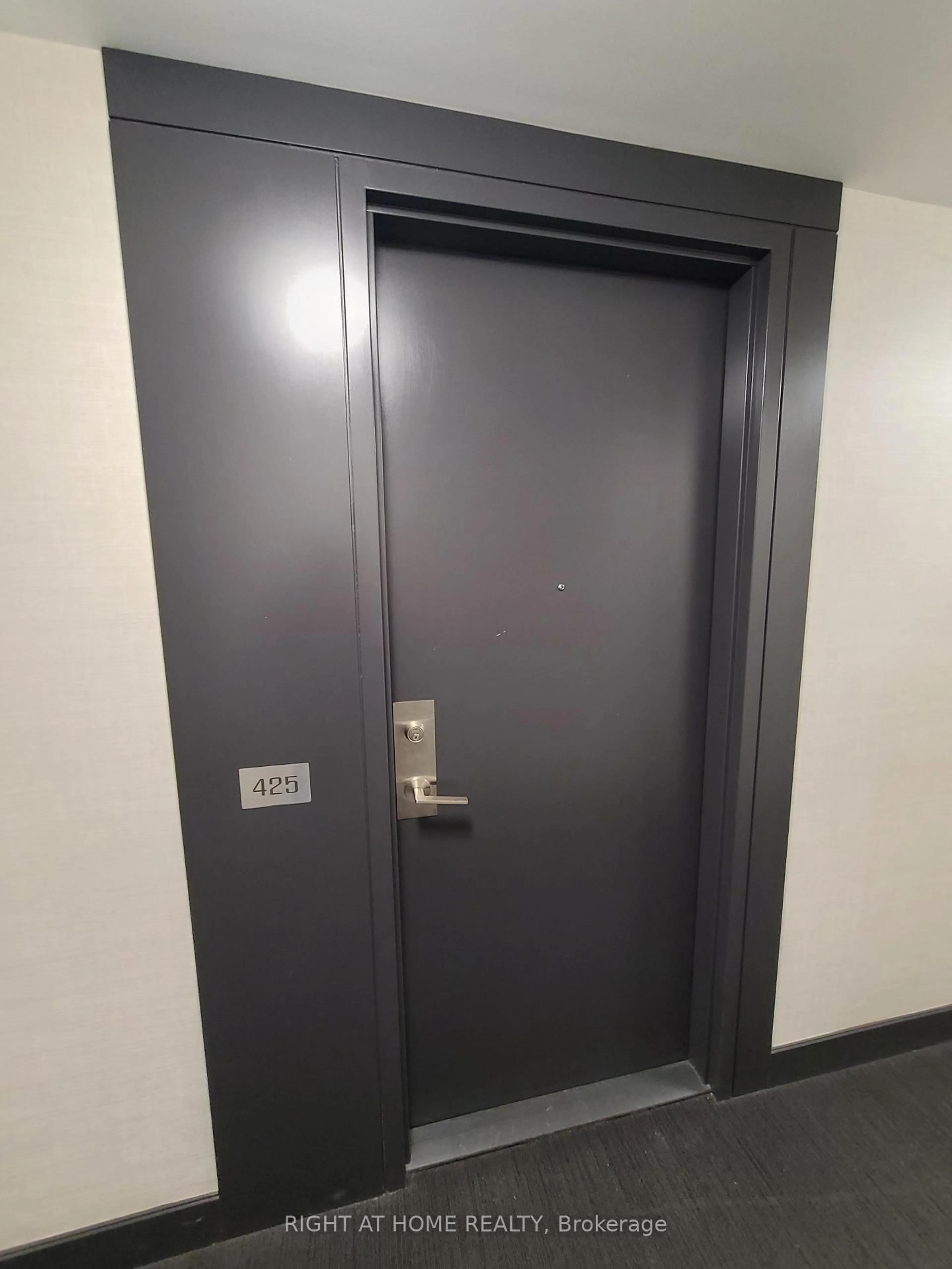 Indoor foyer for 377 Madison Ave #425, Toronto Ontario M4V 3E1