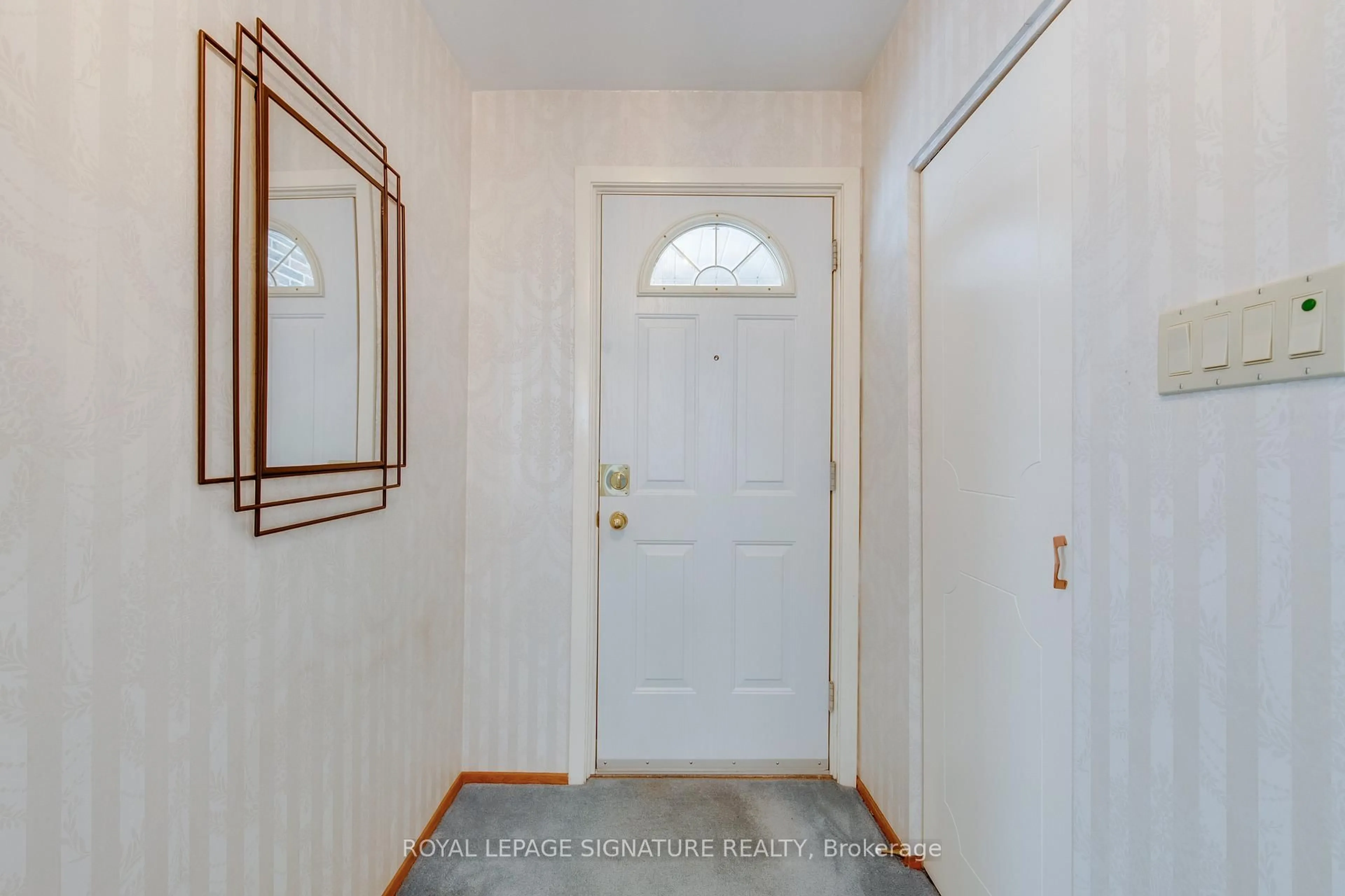 Indoor entryway for 22 Bellbury Cres, Toronto Ontario M2J 2J8