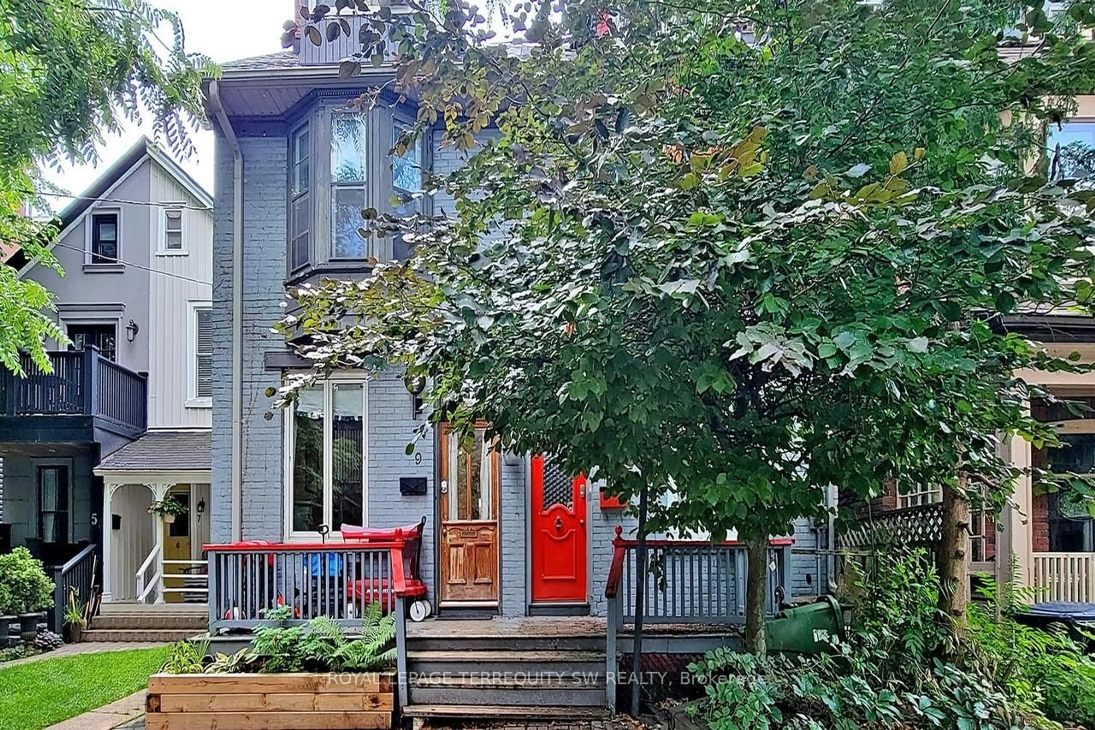 Patio, street for 11 Olive Ave, Toronto Ontario M6G 1T7