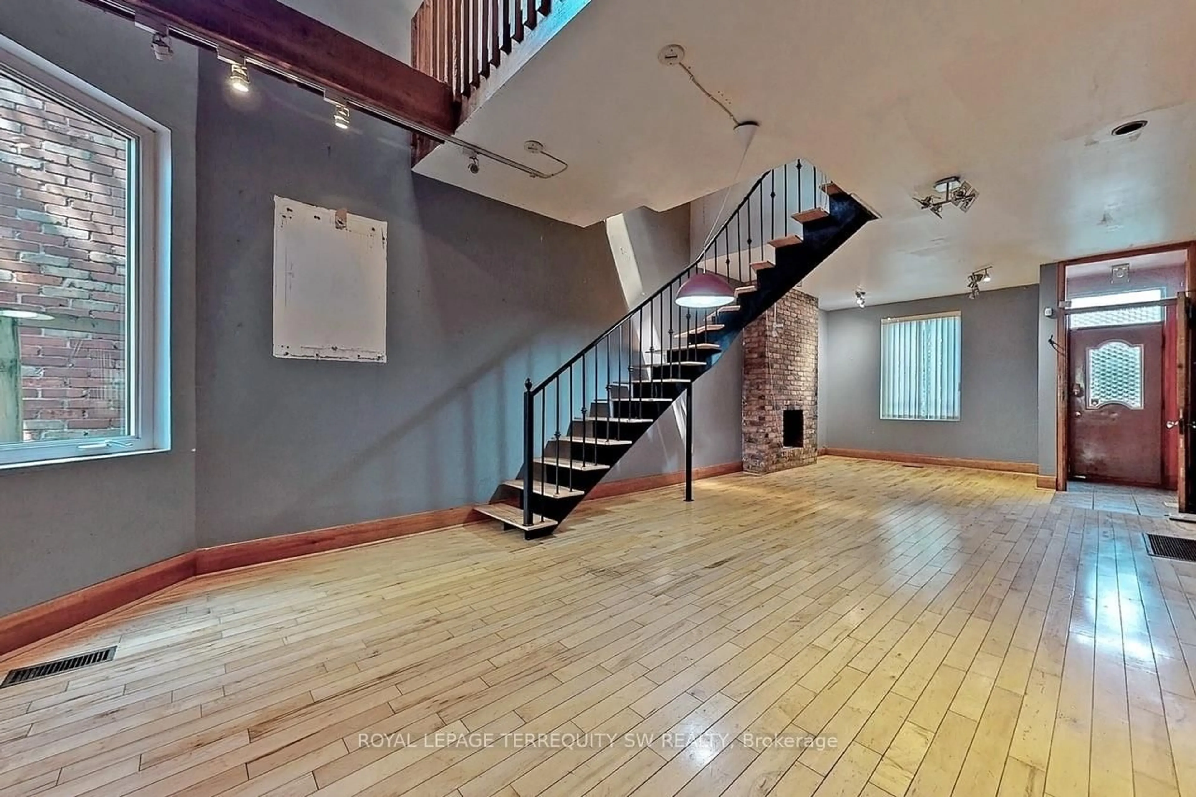 Indoor foyer for 11 Olive Ave, Toronto Ontario M6G 1T7