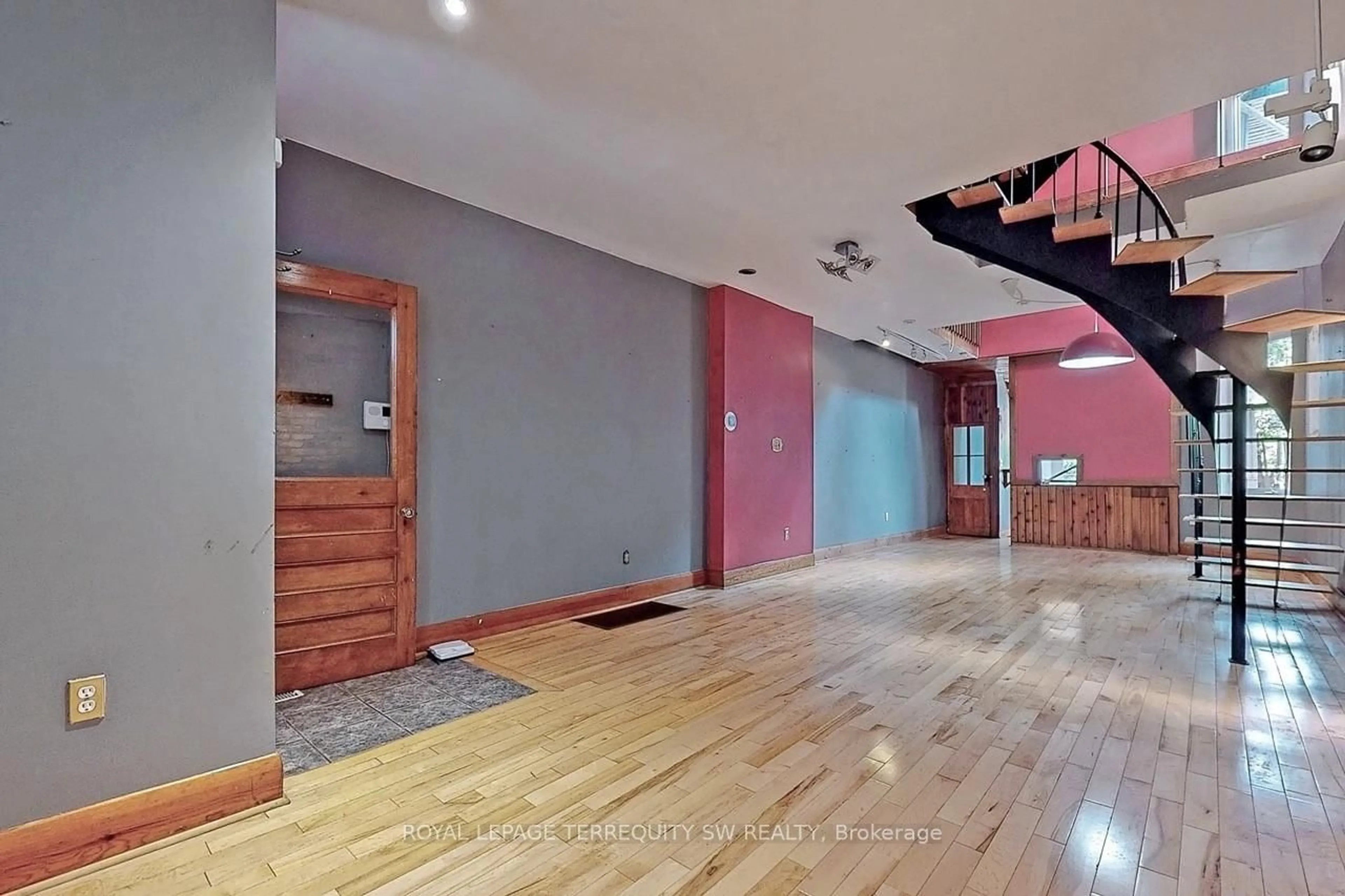 Indoor foyer for 11 Olive Ave, Toronto Ontario M6G 1T7