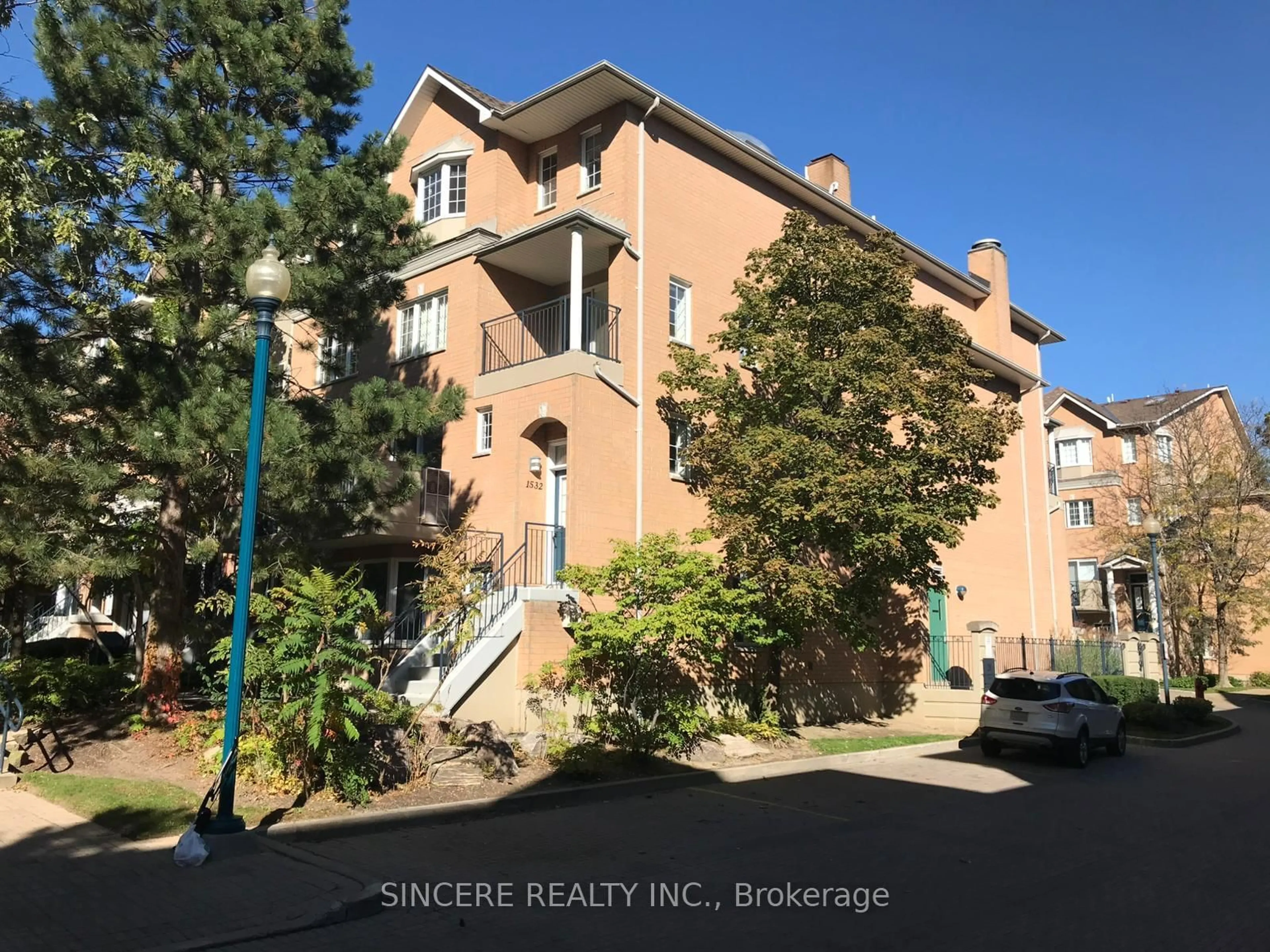 A pic from outside/outdoor area/front of a property/back of a property/a pic from drone, street for 28 Sommerset Way #1532, Toronto Ontario M2N 6W7