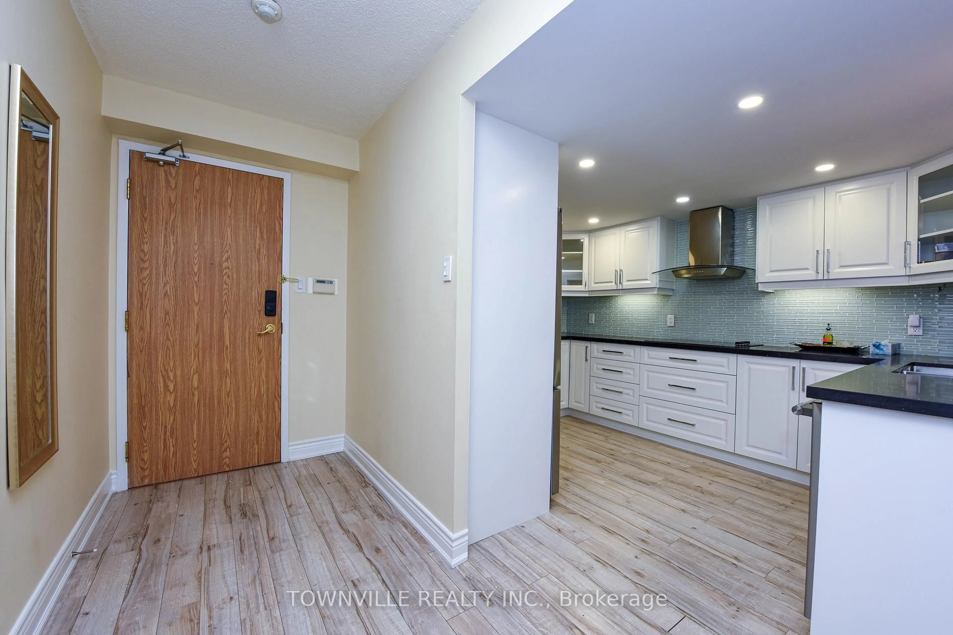 Unknown for 1101 Steeles Ave, Toronto Ontario M2R 3W5