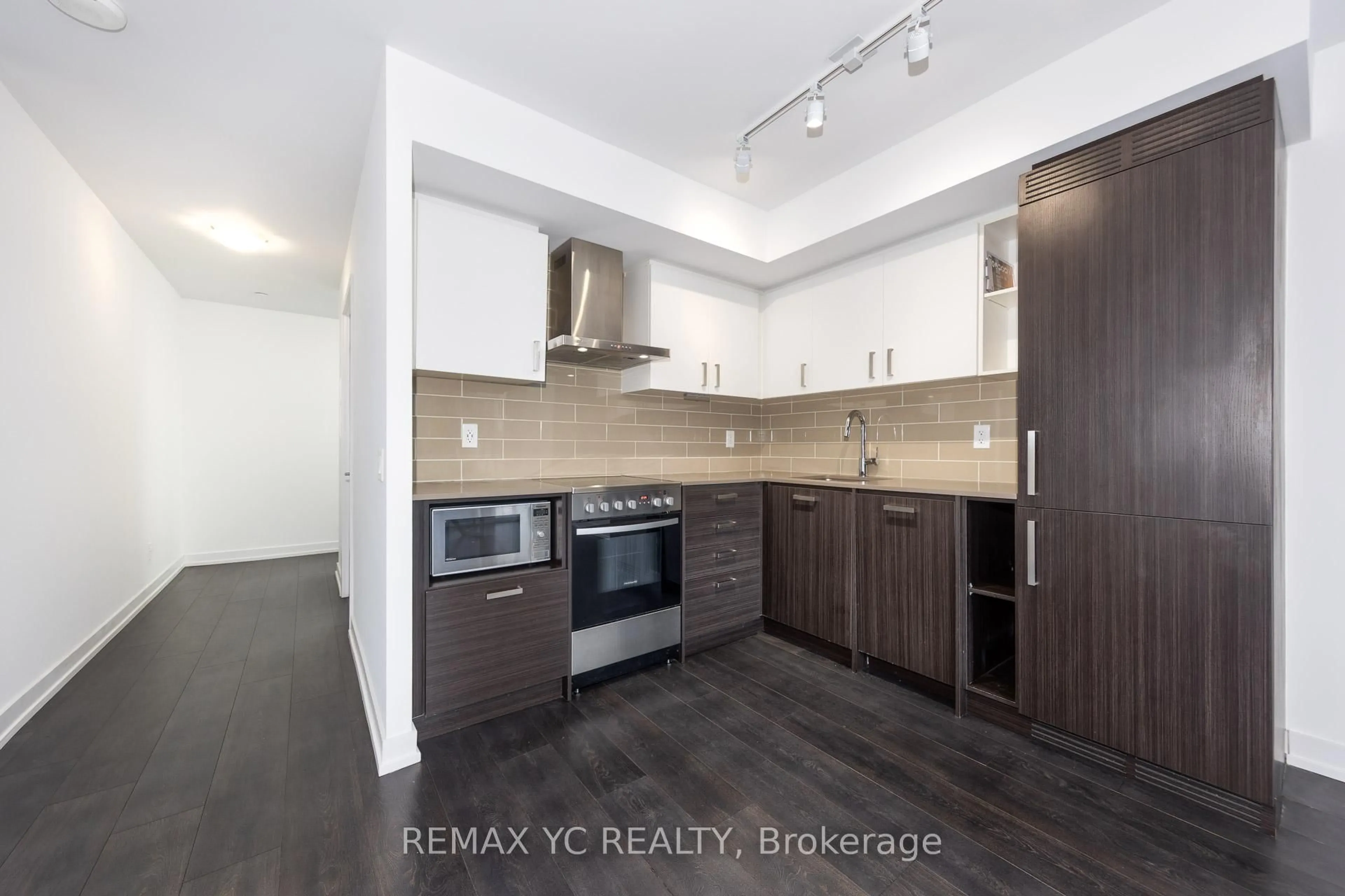 Standard kitchen, wood/laminate floor for 125 Redpath Ave #713, Toronto Ontario M4S 0B5
