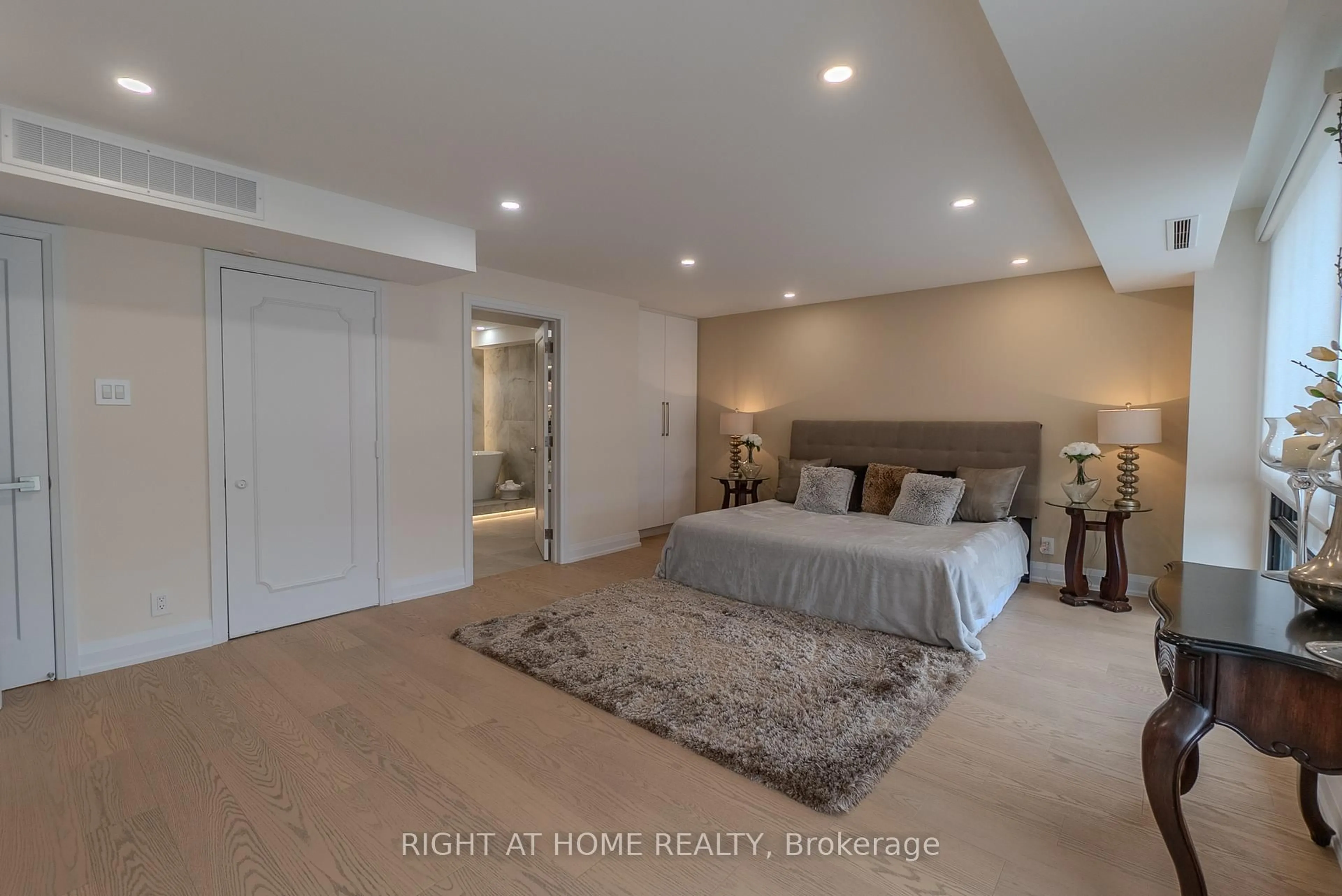 A pic of a room for 447 Walmer Rd #608, Toronto Ontario M5P 2X9