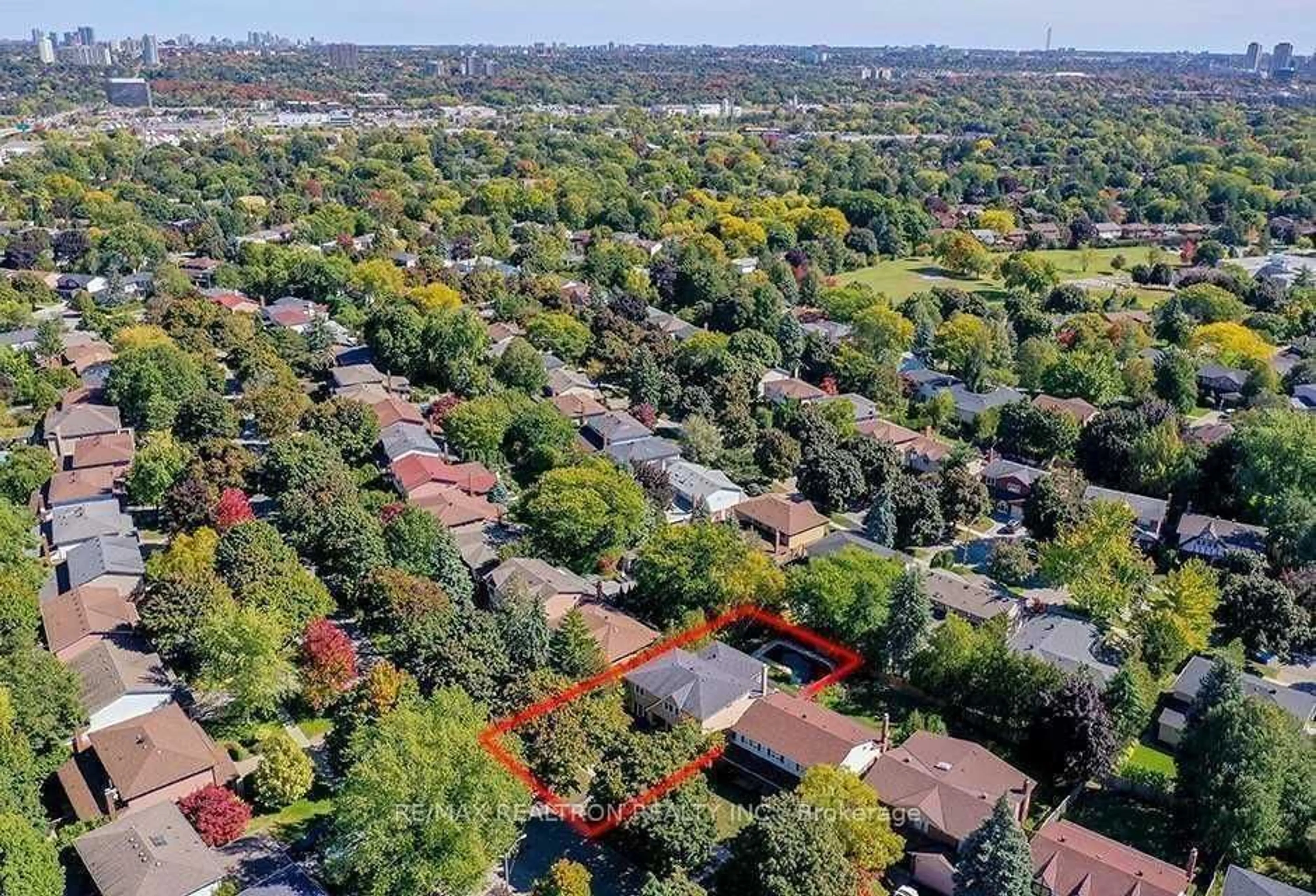 A pic from outside/outdoor area/front of a property/back of a property/a pic from drone, street for 201 Banbury Rd, Toronto Ontario M3B 3C6