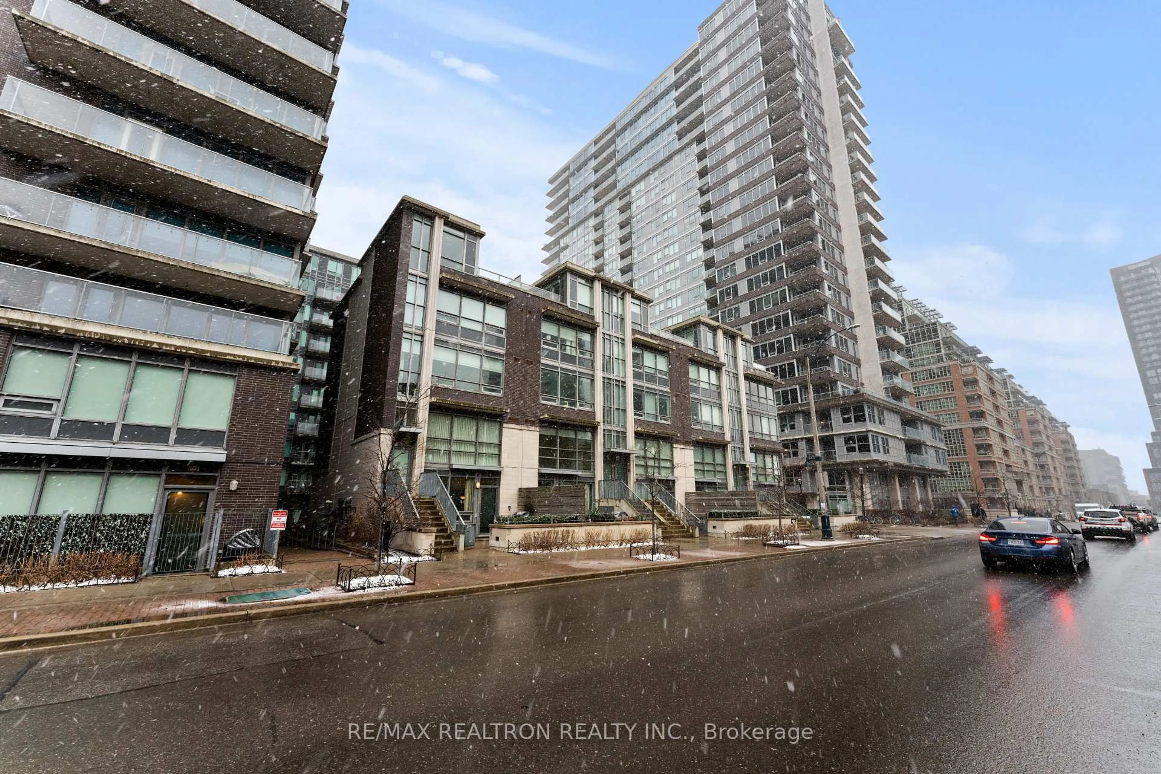 Patio, building for 57 East Liberty St #Th16, Toronto Ontario M6K 3P5