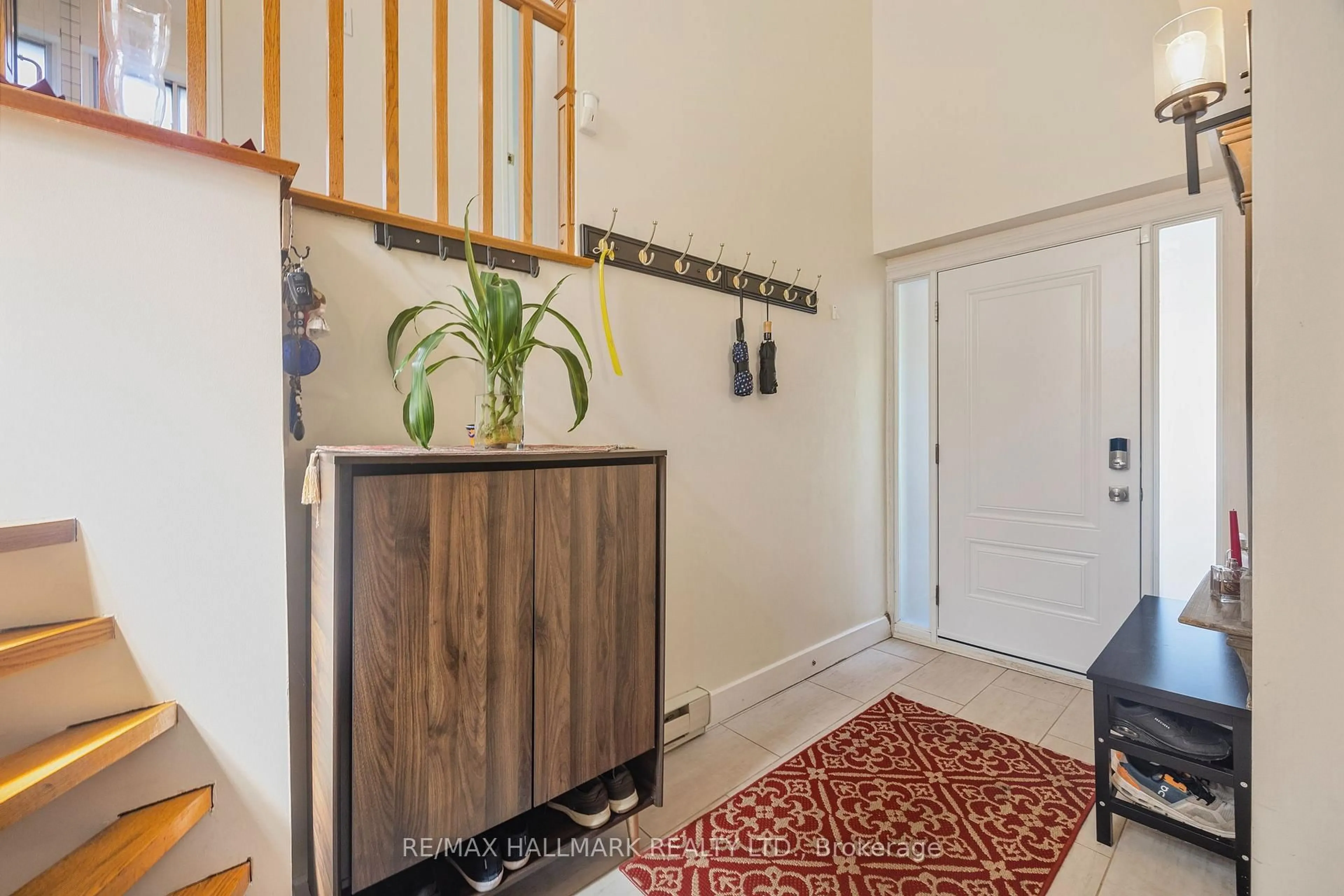 Indoor entryway for 19 Talwood Dr, Toronto Ontario M3B 2P4