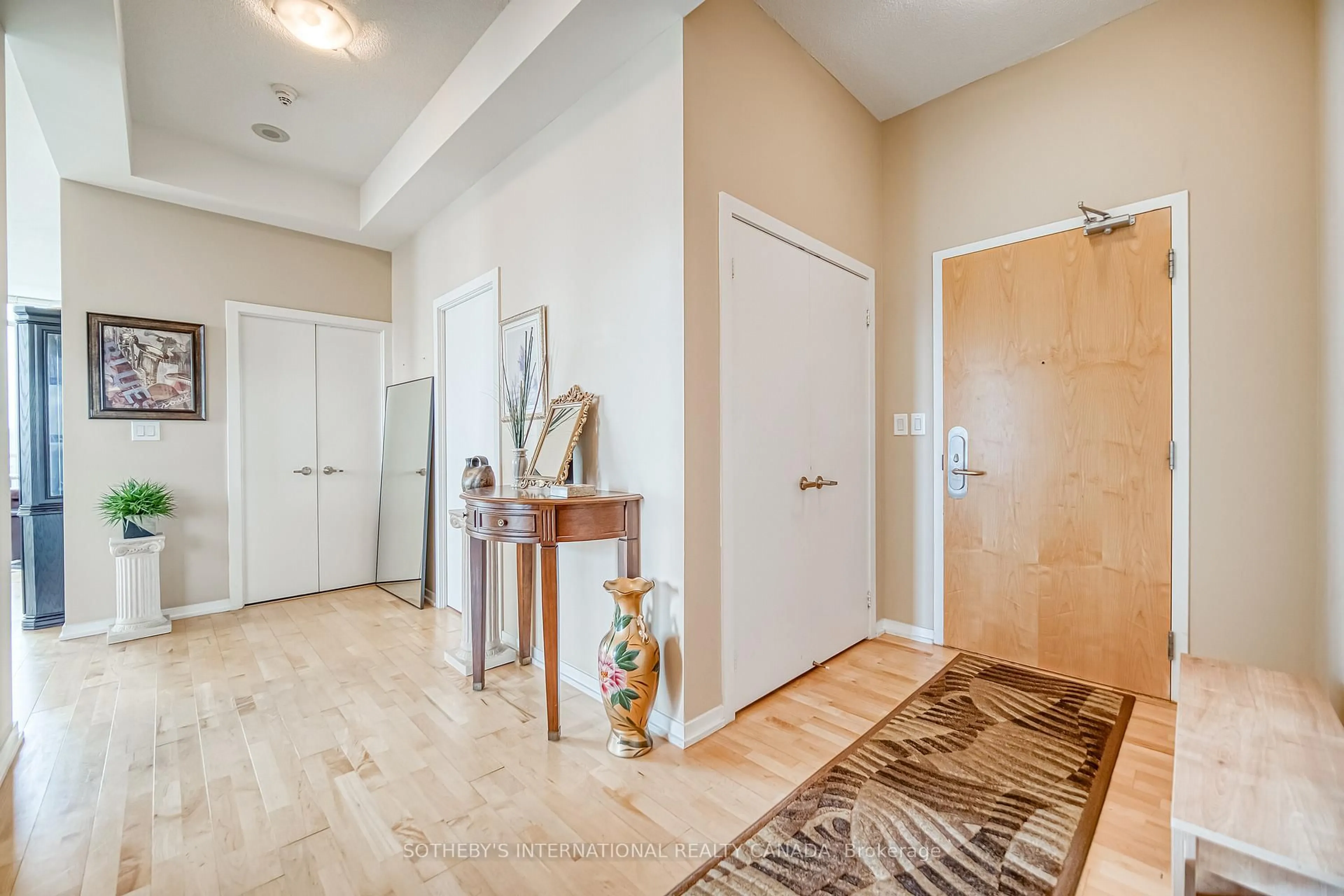 Indoor entryway for 55 Bremner Blvd #4906, Toronto Ontario M5J 0A6
