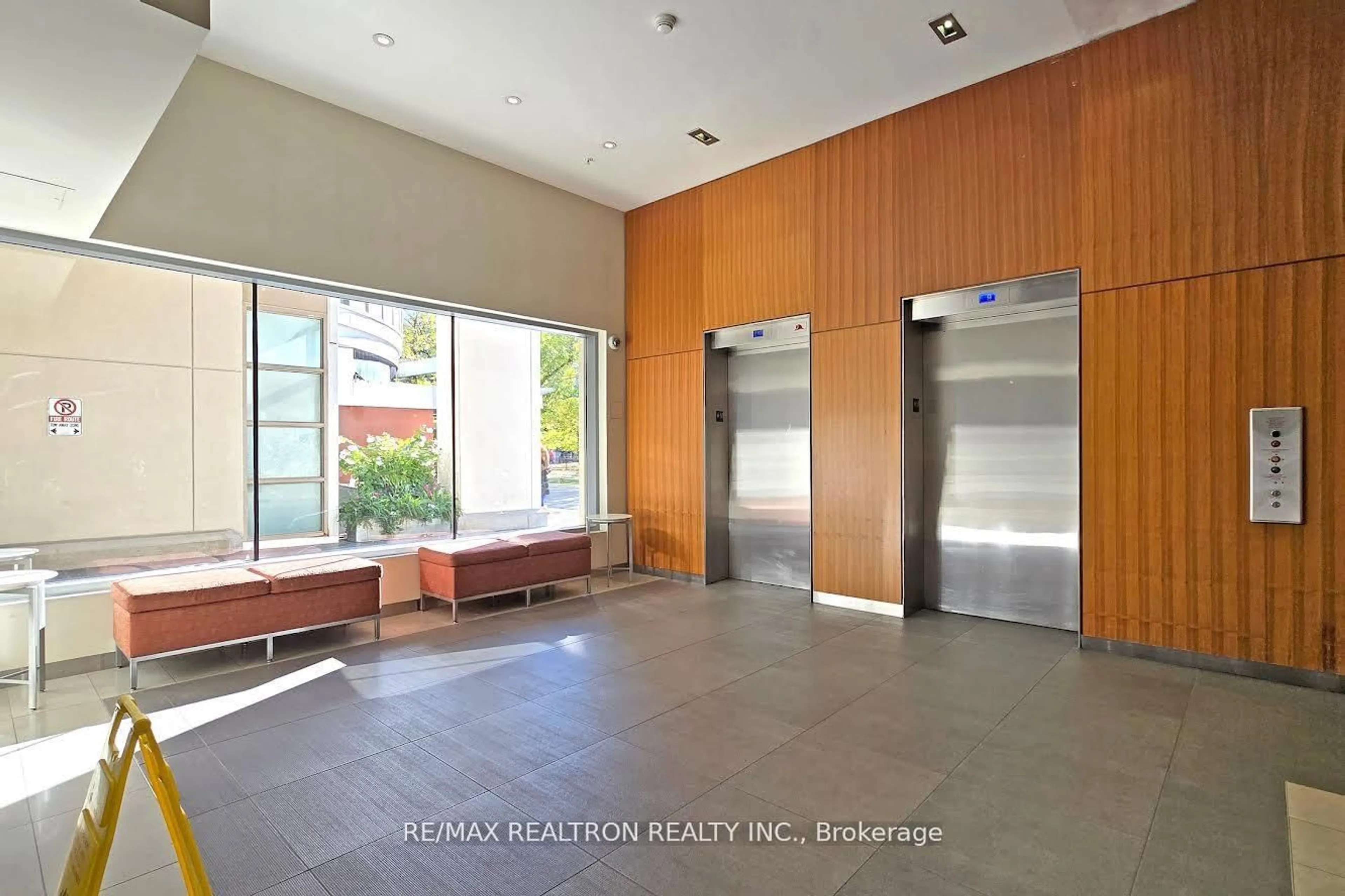 Indoor foyer for 222 The Esplanade Ave #402, Toronto Ontario M5A 4M8